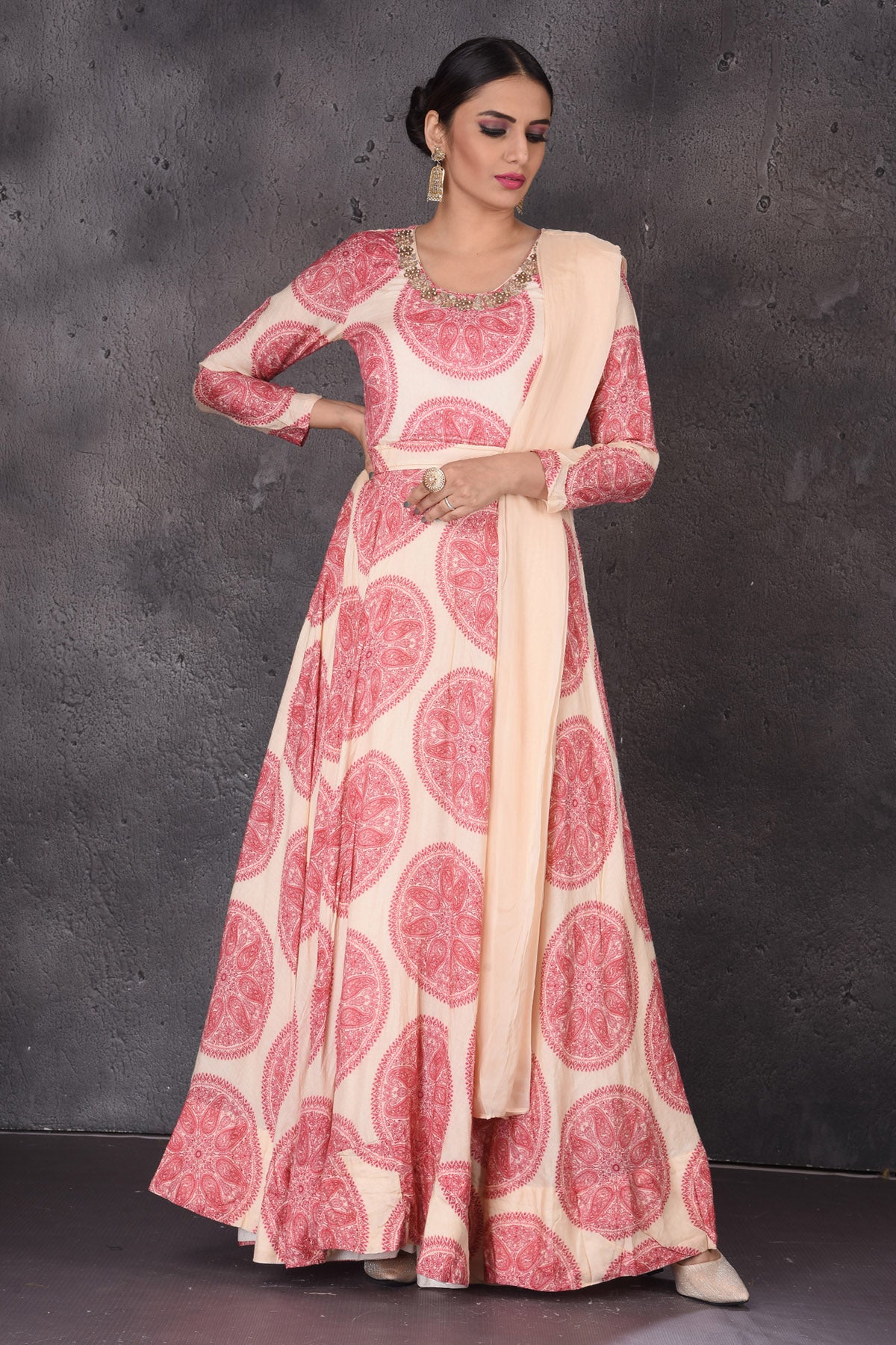 Buy beautiful cream printed floorlength Anarkali online in USA with dupatta. Look elegant at weddings and festive occasions in exclusive designer suits, designer gowns, Anarkali suits, sharara suits, wedding gowns, palazzo suits, designer lehenga from Pure Elegance Indian clothing store in USA.-front
