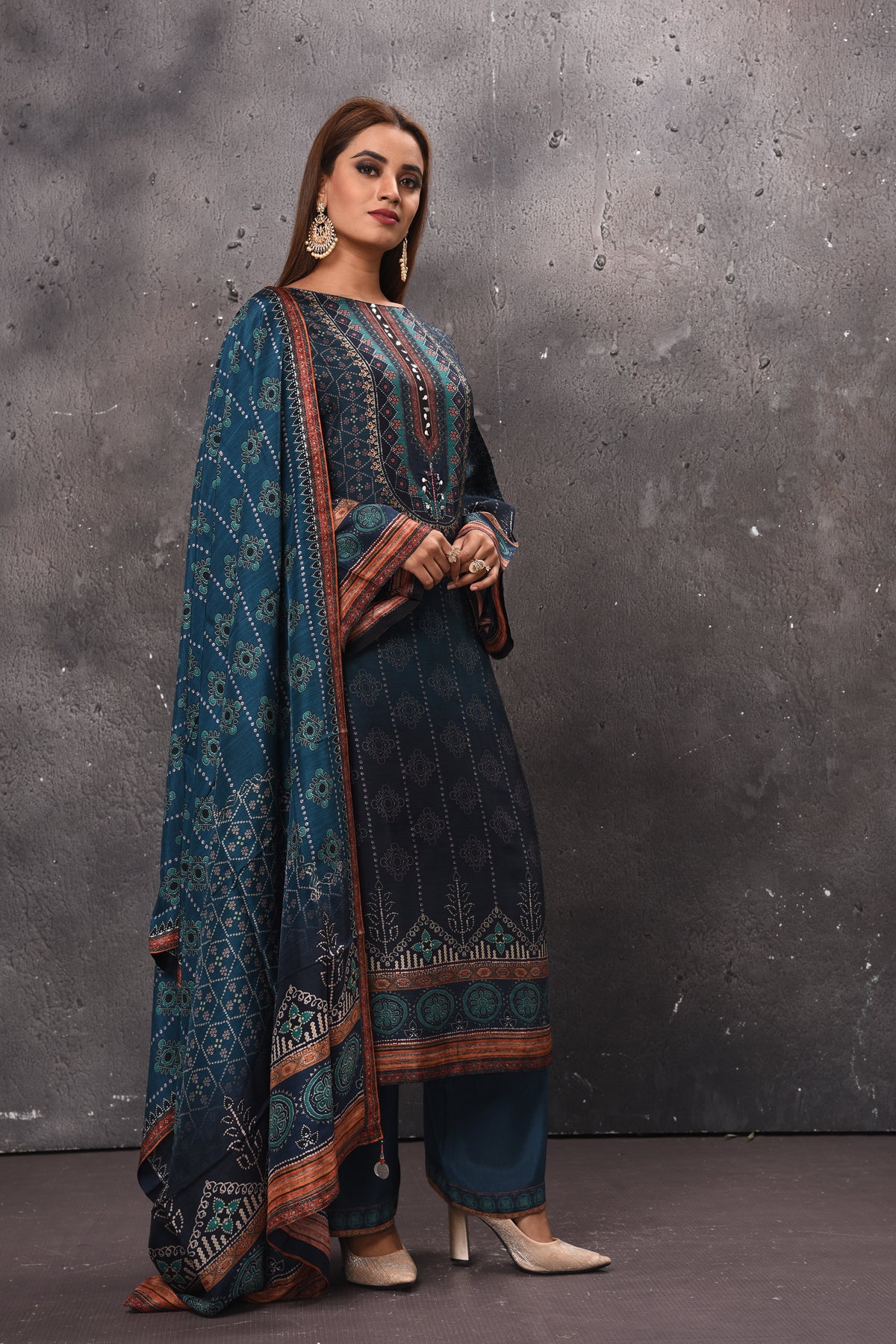Shop teal green printed palazzo suit online in USA with dupatta. Get set for weddings and festive occasions in exclusive designer Anarkali suits, wedding gown, salwar suits, gharara suits, Indowestern dresses from Pure Elegance Indian fashion store in USA.-right