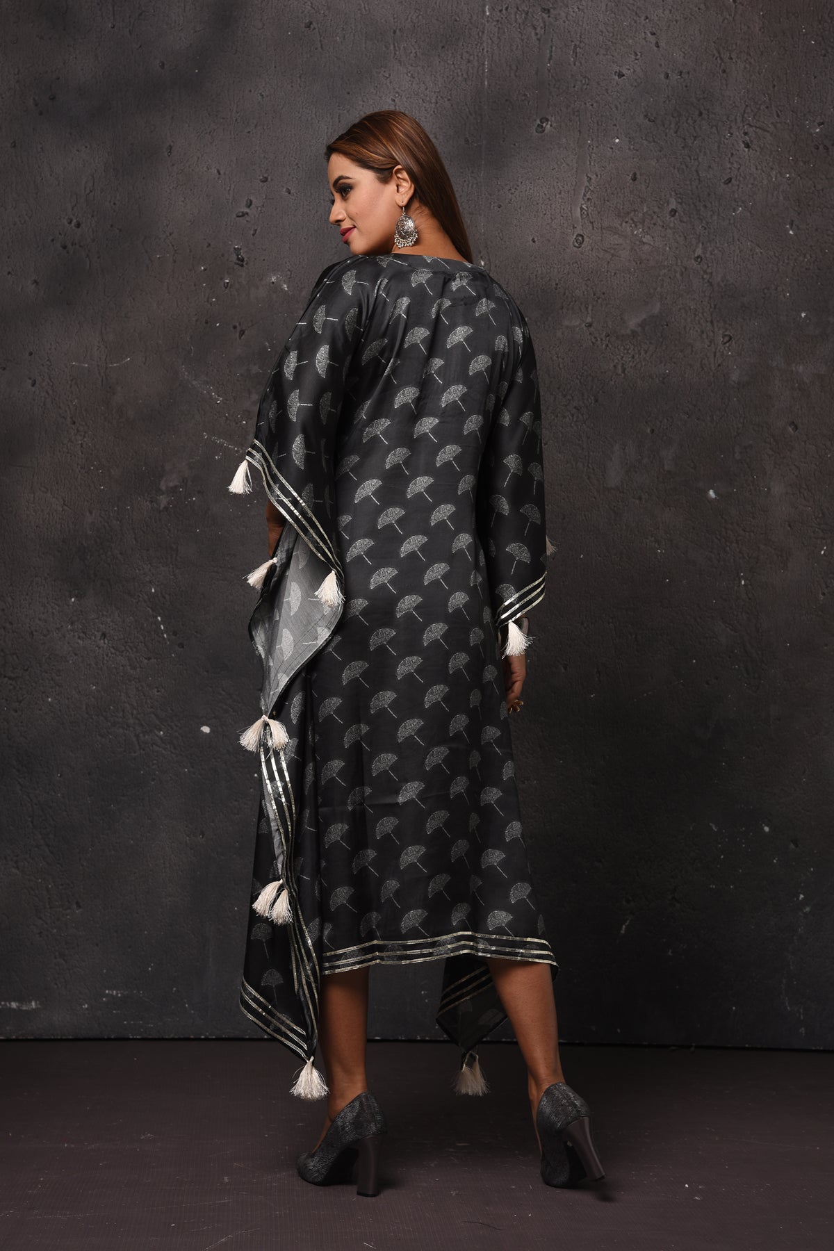 Shop stunning black printed embroidered kaftaan dress online in USA. Get set for weddings and festive occasions in exclusive designer Anarkali suits, wedding gown, salwar suits, gharara suits, Indowestern dresses from Pure Elegance Indian fashion store in USA.-back