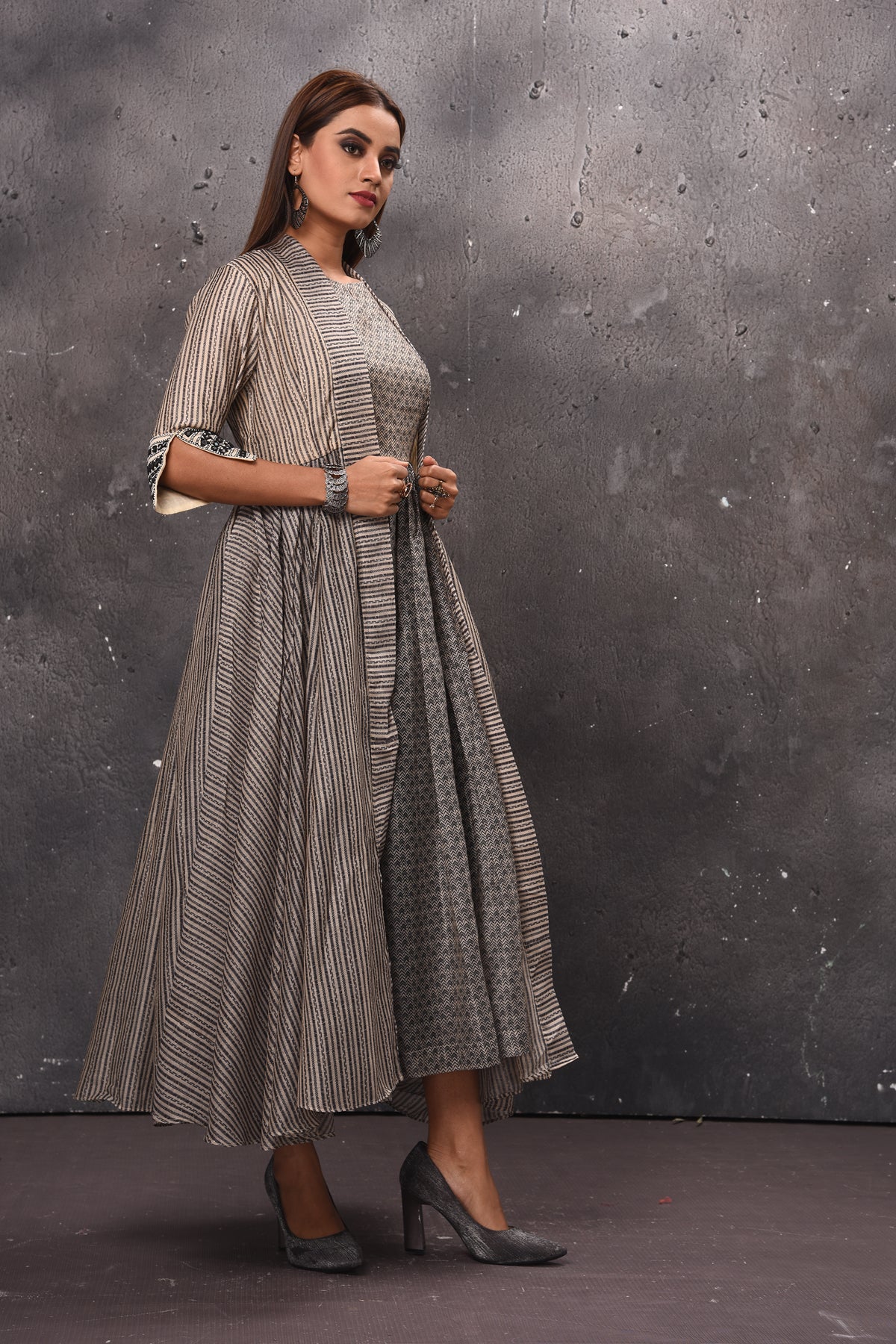 Shop stunning grey printed dress online in USA with jacket. Get set for weddings and festive occasions in exclusive designer Anarkali suits, wedding gown, salwar suits, gharara suits, Indowestern dresses from Pure Elegance Indian fashion store in USA.-right