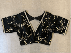 Buy black embroidered saree blouse online in USA with V-neck. Elevate your saree style with exquisite readymade saree blouses, embroidered saree blouses, Banarasi saree blouse, designer saree blouse, choli-cut blouses, corset blouses from Pure Elegance Indian clothing store in USA.-full view
