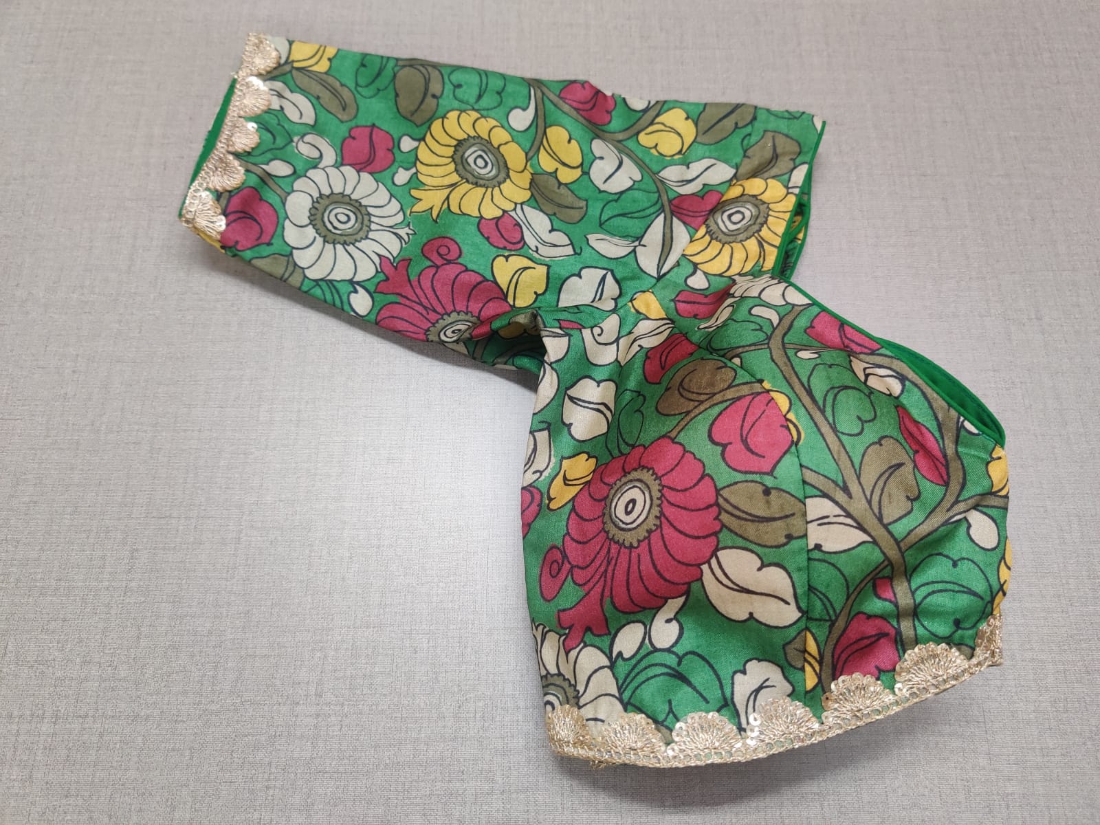 Buy stunning green Kalamkari print saree blouse online in USA. Elevate your Indian ethnic sarees with beautiful readymade sari blouses, embroidered saree blouses, Banarasi saree blouse, designer sari blouses, choli-cut blouses from Pure Elegance Indian fashion store in USA.-sleeves