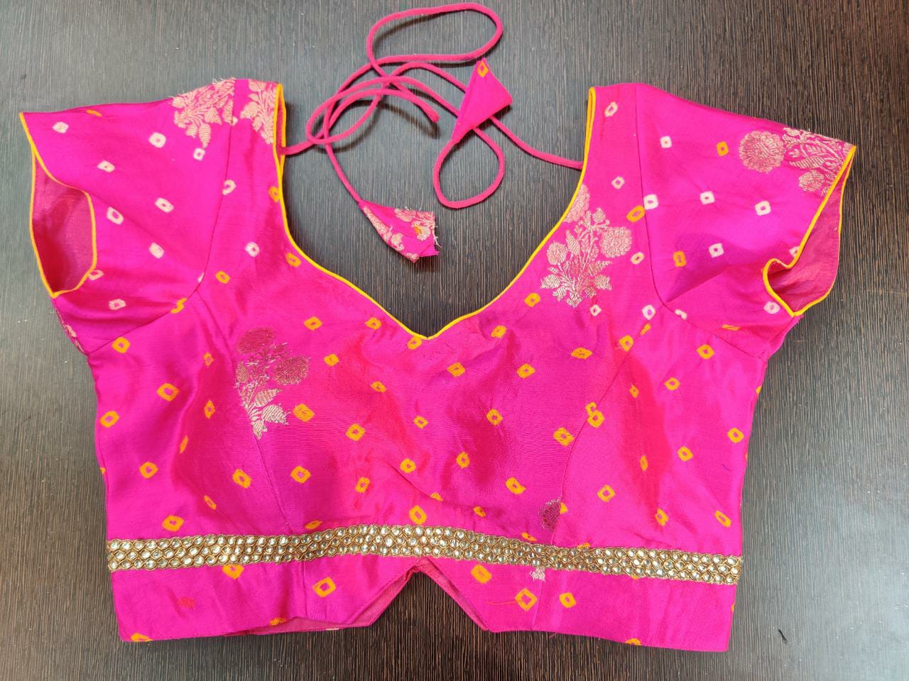 Buy bright pink Bandhej print saree blouse online in USA with zari buta. Elevate your Indian saree style with exquisite readymade sari blouse, embroidered saree blouses, Benarasi sari blouse, designer saree blouse from Pure Elegance Indian clothing store in USA.-front