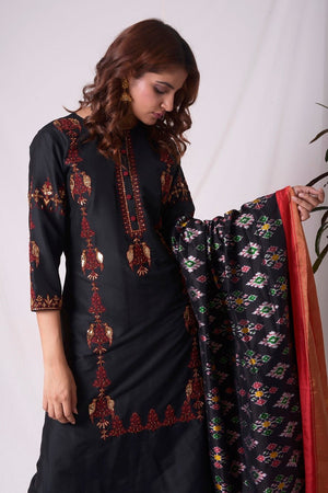 Buy black cotton silk suit online in USA. Suit has simple red  work. Be the talk of parties and weddings with exquisite designer gowns, Indian suits, Anarkali dresses, Indowestern dresses from Pure Elegance Indian clothing store in USA.Shop online now.-closeup2