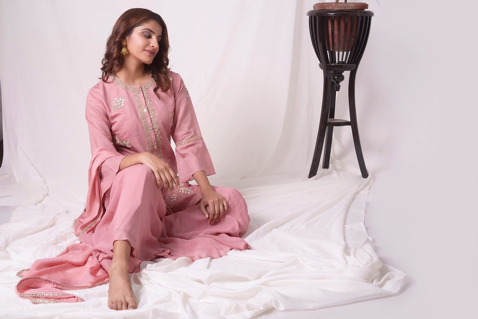Buy dusty pink chanderi suit online in USA. Be the talk of parties and weddings with exquisite designer gowns, Indian suits, Anarkali dresses, Indo-western dresses from Pure Elegance Indian clothing store in USA .Shop online now.-close up