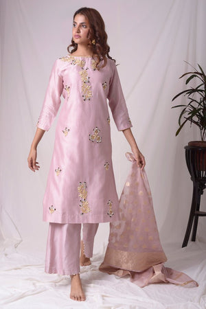 Buy purple chanderi suit online in USA. Be the talk of parties and weddings with exquisite designer gowns, sharara suits, Anarkali suits, salwar suits from Pure Elegance Indian clothing store in USA. Shop online now.-full view