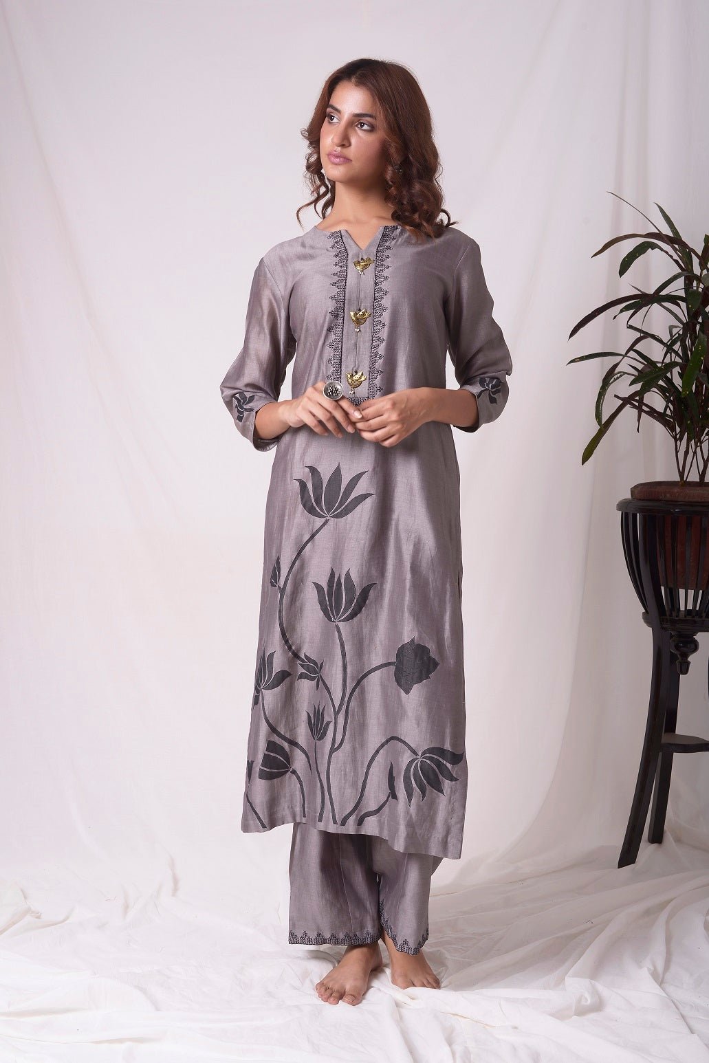 Buy grey chanderi suit online in USA with organza patching. Be the talk of parties and weddings with exquisite designer gowns, sharara suits, Anarkali suits, salwar suits from Pure Elegance Indian clothing store in USA. Shop online now.-full view-3