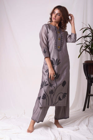 Buy grey chanderi suit online in USA with organza patching. Be the talk of parties and weddings with exquisite designer gowns, sharara suits, Anarkali suits, salwar suits from Pure Elegance Indian clothing store in USA. Shop online now.-full view-4
