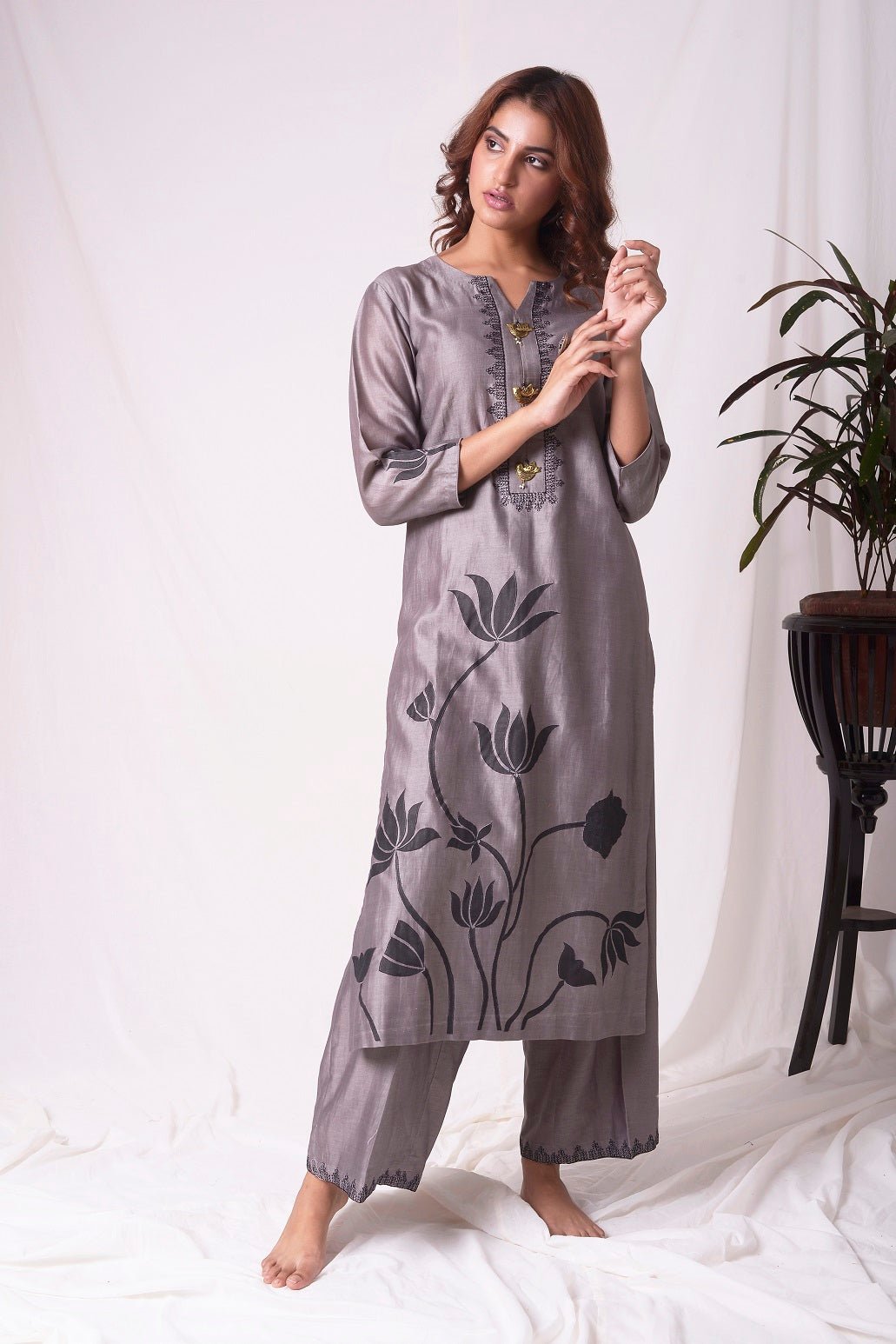 Buy grey chanderi suit online in USA with organza patching. Be the talk of parties and weddings with exquisite designer gowns, sharara suits, Anarkali suits, salwar suits from Pure Elegance Indian clothing store in USA. Shop online now.-full view-5