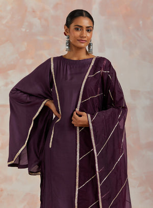 Shop beautiful purple muslin suit online in USA with gota work and butterfly sleeves. Dazzle on weddings and special occasions with exquisite Indian designer dresses, sharara suits, Anarkali suits, bridal lehengas, sharara suits from Pure Elegance Indian clothing store in USA.-closeup