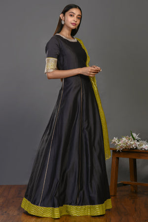Shop black floorlength chanderi Anarkali online in USA with embroidered yellow dupatta. Dazzle on weddings and special occasions with exquisite Indian designer dresses, sharara suits, Anarkali suits, wedding lehengas from Pure Elegance Indian fashion store in USA.-right