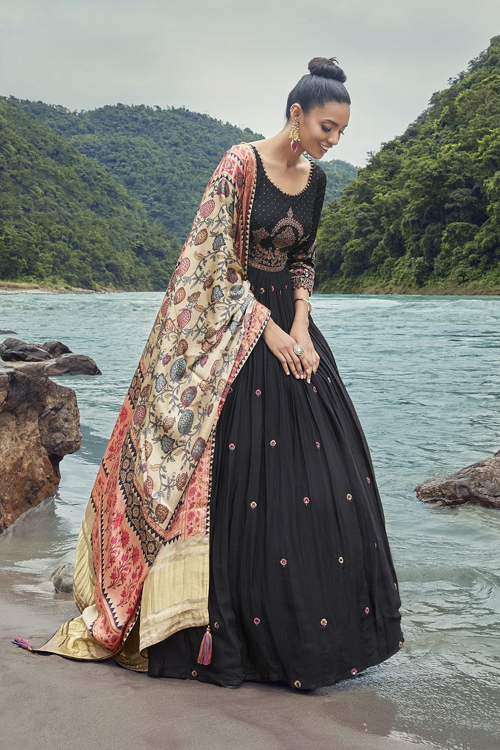 Shop the cynosure of all eyes as you flaunt this set of the black gown with print and an Off-white dupatta from Pure Elegance. Complete the look by wearing statement jewelry and heels. Perfect for functions and parties. Buy the look from Pure Elegance Indian clothing store in the USA online now.