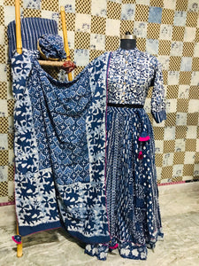 Buy gorgeous white and blue Bagru print cotton skirt set online in USA with dupatta. Elevate your ethnic style with a tasteful collection of designer Anarkali, designer salwar suits, Indian lehengas, sharara suits from Pure Elegance Indian clothing store in USA.-full view