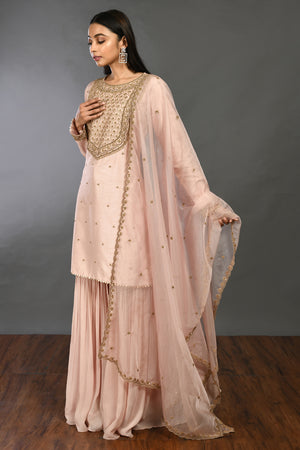 Buy dusty pink zari and bulian work silk suit online in USA with organza dupatta. Dazzle on weddings and special occasions with exquisite Indian designer dresses, sharara suits, Anarkali suits, wedding lehengas from Pure Elegance Indian fashion store in USA.-dupatta