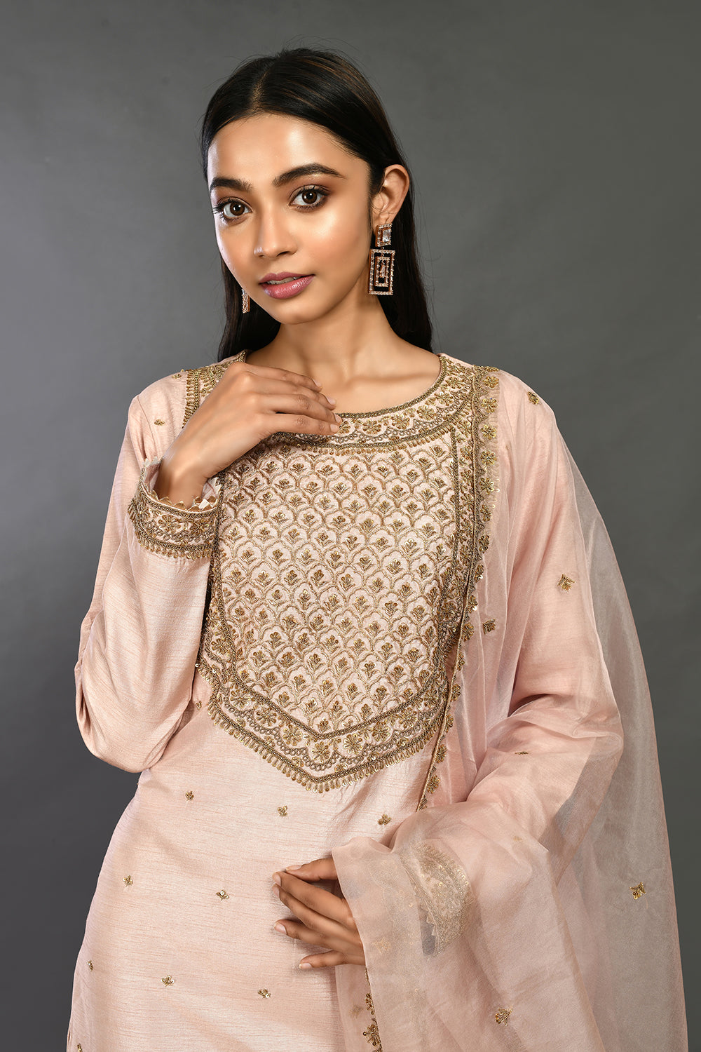 Buy dusty pink zari and bulian work silk suit online in USA with organza dupatta. Dazzle on weddings and special occasions with exquisite Indian designer dresses, sharara suits, Anarkali suits, wedding lehengas from Pure Elegance Indian fashion store in USA.-closeup