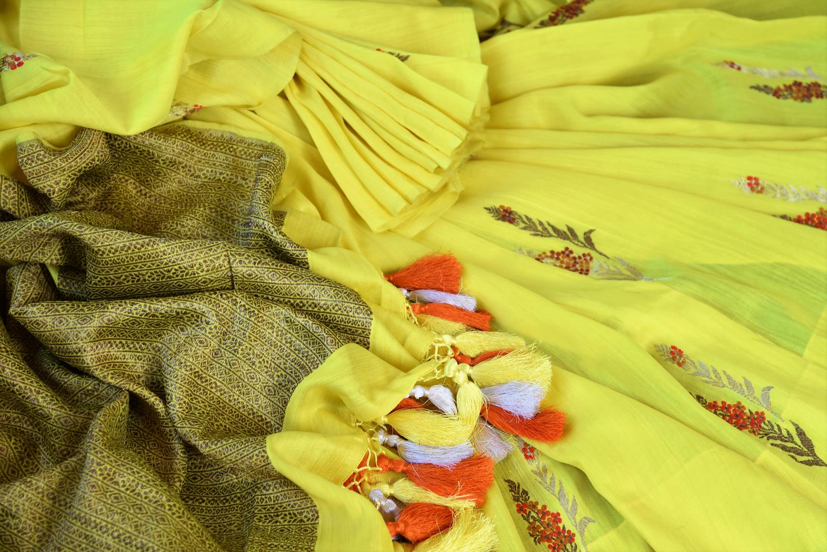 Buy bright yellow muga Banarasi saree online in USA. Pure Elegance clothing store brings an exclusive range of traditional Indian Benarasi sarees in USA for women.-details