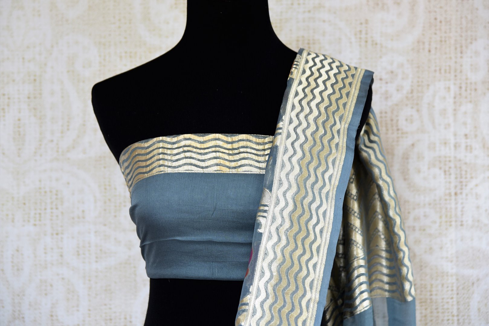 Buy grey georgette Banarasi saree online in USA. Pure Elegance clothing store brings an exclusive range of traditional Indian Benarasi sarees in USA for women.-blouse pallu