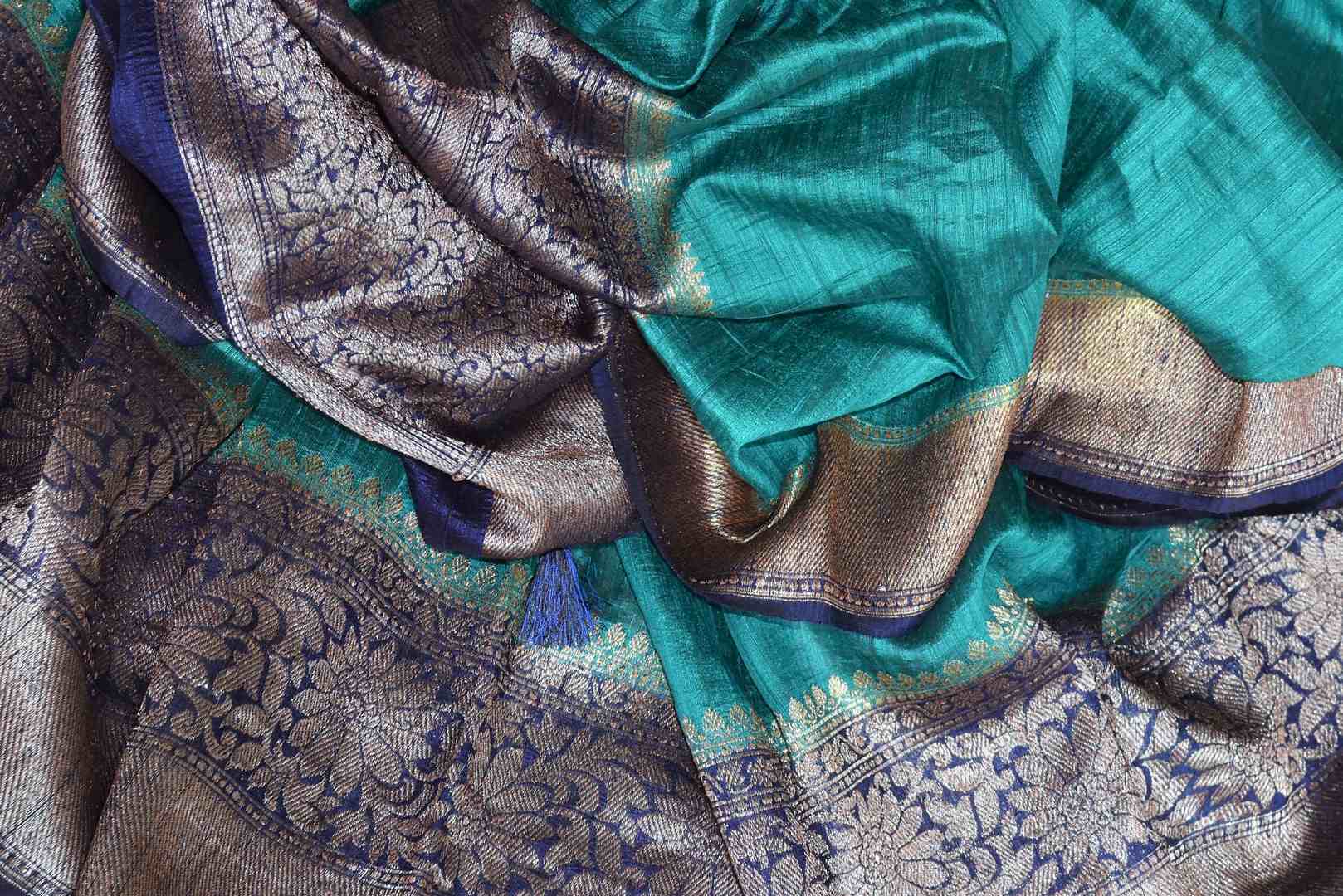 Accentuate your beauty with this exclusively designed mint green matka banarsi silk saree. It comes with a gorgeous zari handwoven border and a contrasting royal blue zari blouse. Complement the sari with pearl jewelry. Shop designer banarsi silk sari, organza saree, linen sari online or visit Pure Elegance store, USA.-details