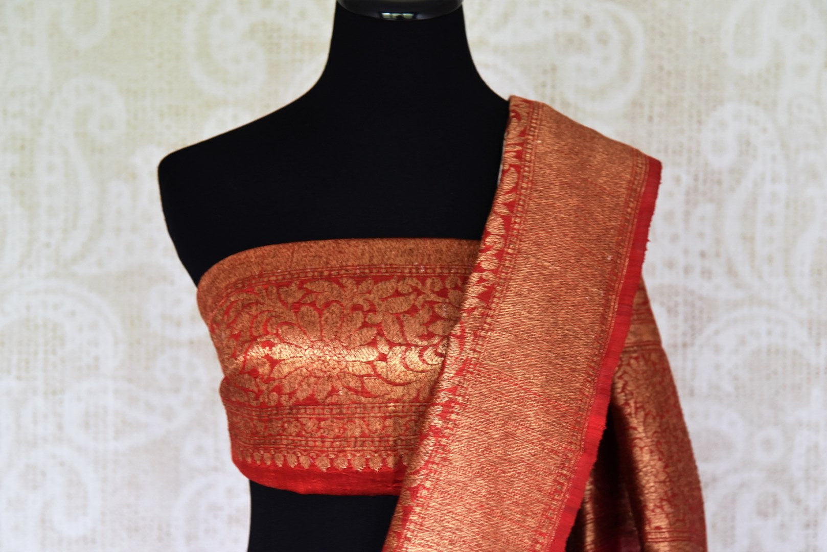Fall in love with all things classic like this cream matka banarsi silk saree. The sensational combination of cream and red makes it even alluring. The red zari border and contrasting red blouse enhance the beauty. Shop designer silk saree, ikkat sari, georgette saree online or visit Pure Elegance store, USA.-blouse pallu