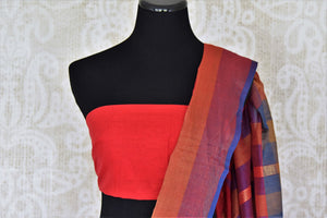Shop red linen saree online in USA with purple border from Pure Elegance online store. Visit our exclusive Indian clothing store in USA and get floored by a range of exquisite Indian sarees, handloom sarees, silk sarees, Indian jewelry and much more to complete your ethnic look.-blouse pallu