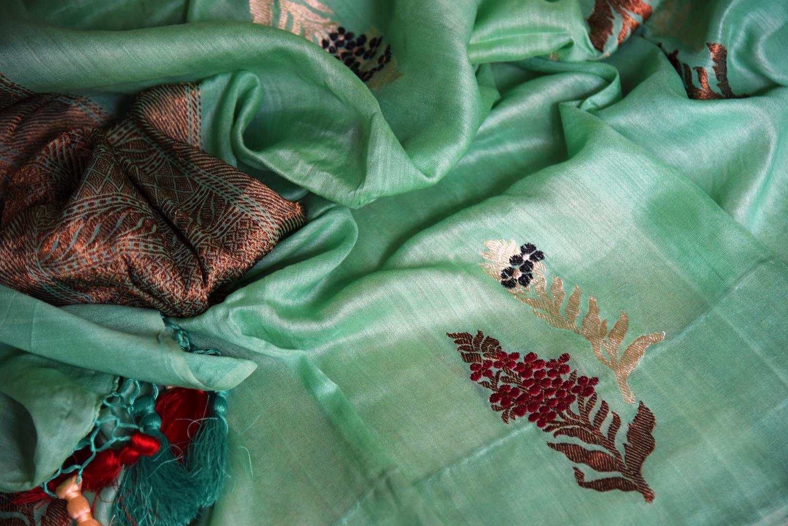 Buy pastel green muga Banarasi sari online in USA with floral buta from Pure Elegance online store. Visit our exclusive Indian clothing store in USA and get floored by a range of exquisite Indian Kanjivaram saris, Banarasi sarees, silk sarees, Indian jewelry and much more to complete your ethnic look.-details
