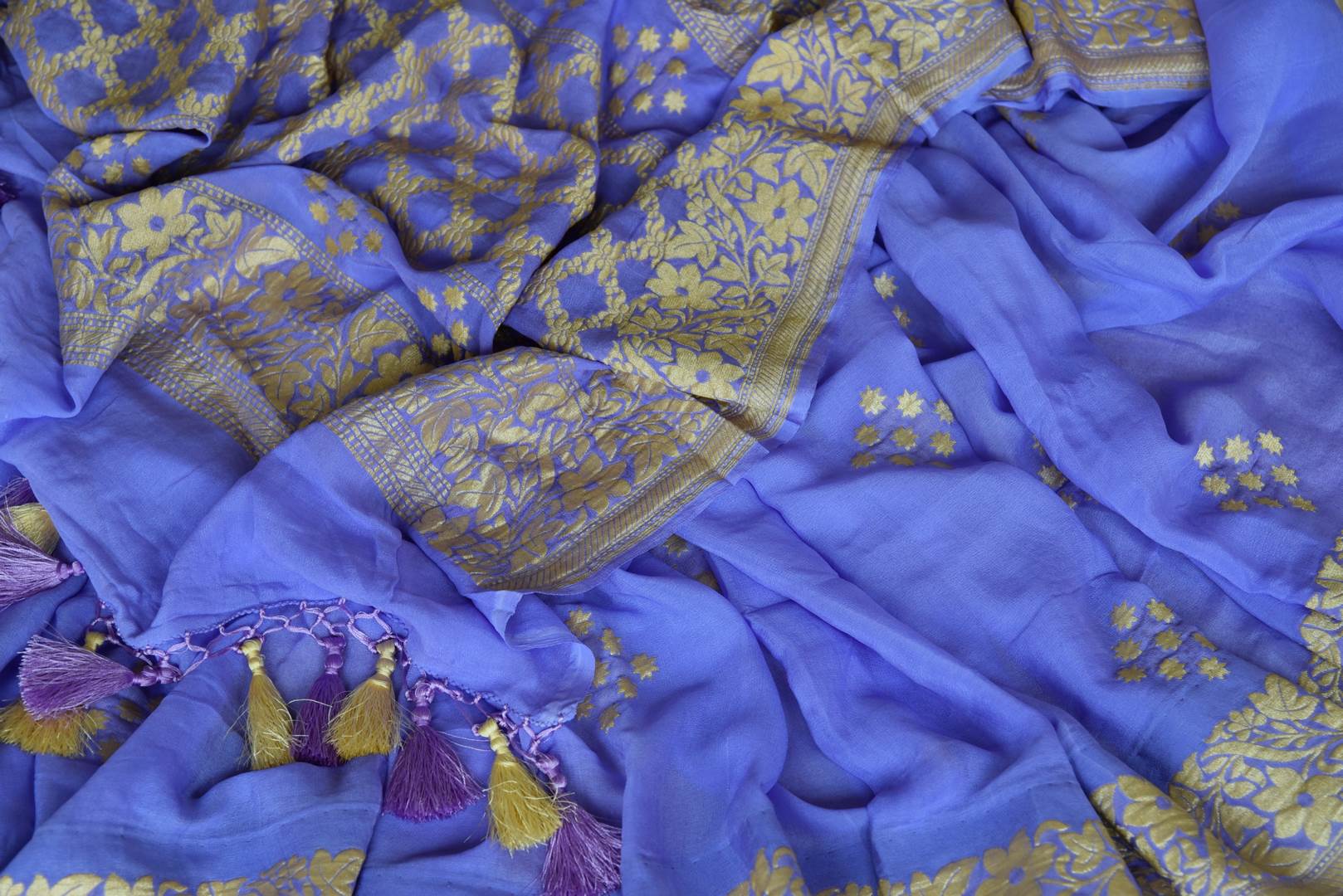 Buy mauve purple georgette Banarasi saree online in USA with silver foliate zari border. Elevate your traditional saree style with beautiful Indian Banarasi saris from Pure Elegance Indian fashion store in USA. We also have a stunning variety of bridal saris for Indian brides in USA. Shop now.-details