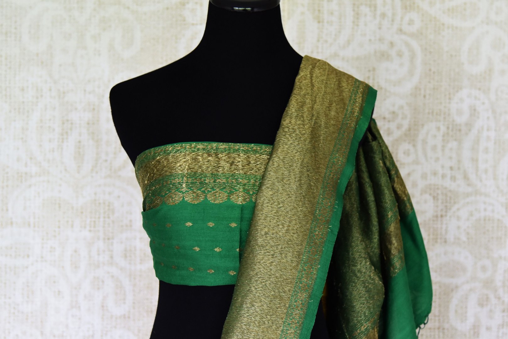Buy yellow muga Banarasi saree online in USA with green antique zari border. Be an epitome of elegance in exquisite Banarasi sarees from Pure Elegance Indian clothing store in USA.-blouse pallu