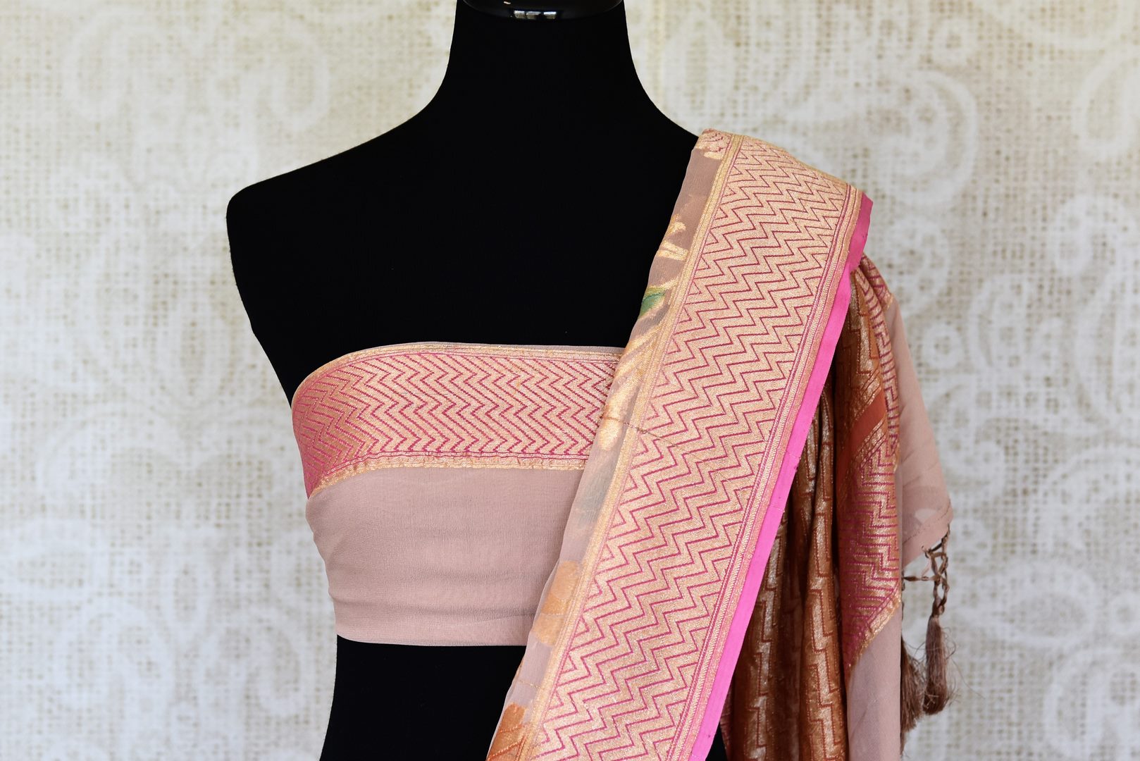 Shop dusty pink georgette Banarasi saree online in USA with zari minakari floral jaal. Feel traditional on special occasions in beautiful Indian designer saris from Pure Elegance Indian fashion store in USA. Choose from a splendid variety of Banarasi sarees, pure handwoven saris. Buy online.-blouse pallu