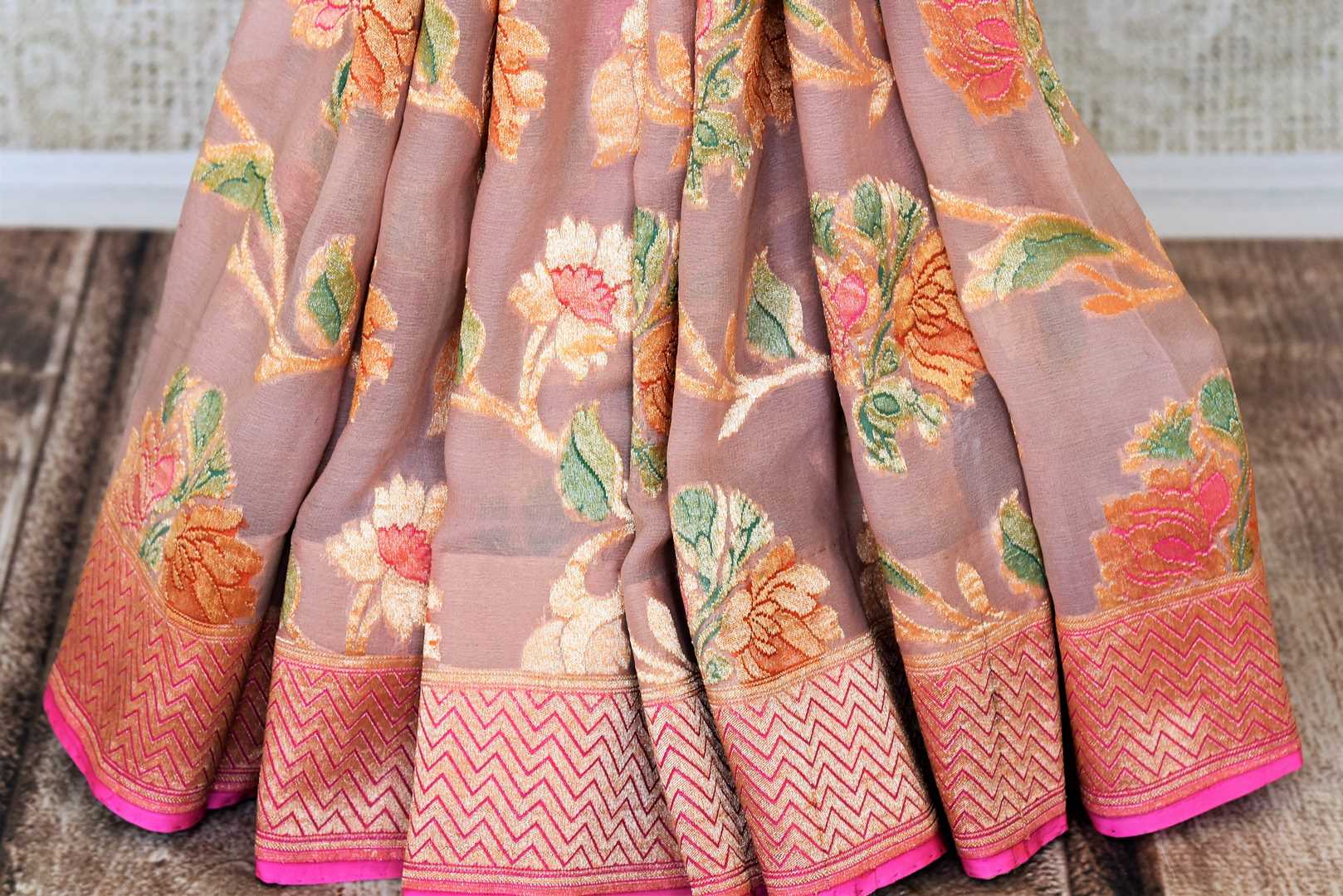Shop dusty pink georgette Banarasi saree online in USA with zari minakari floral jaal. Feel traditional on special occasions in beautiful Indian designer saris from Pure Elegance Indian fashion store in USA. Choose from a splendid variety of Banarasi sarees, pure handwoven saris. Buy online.-pleats