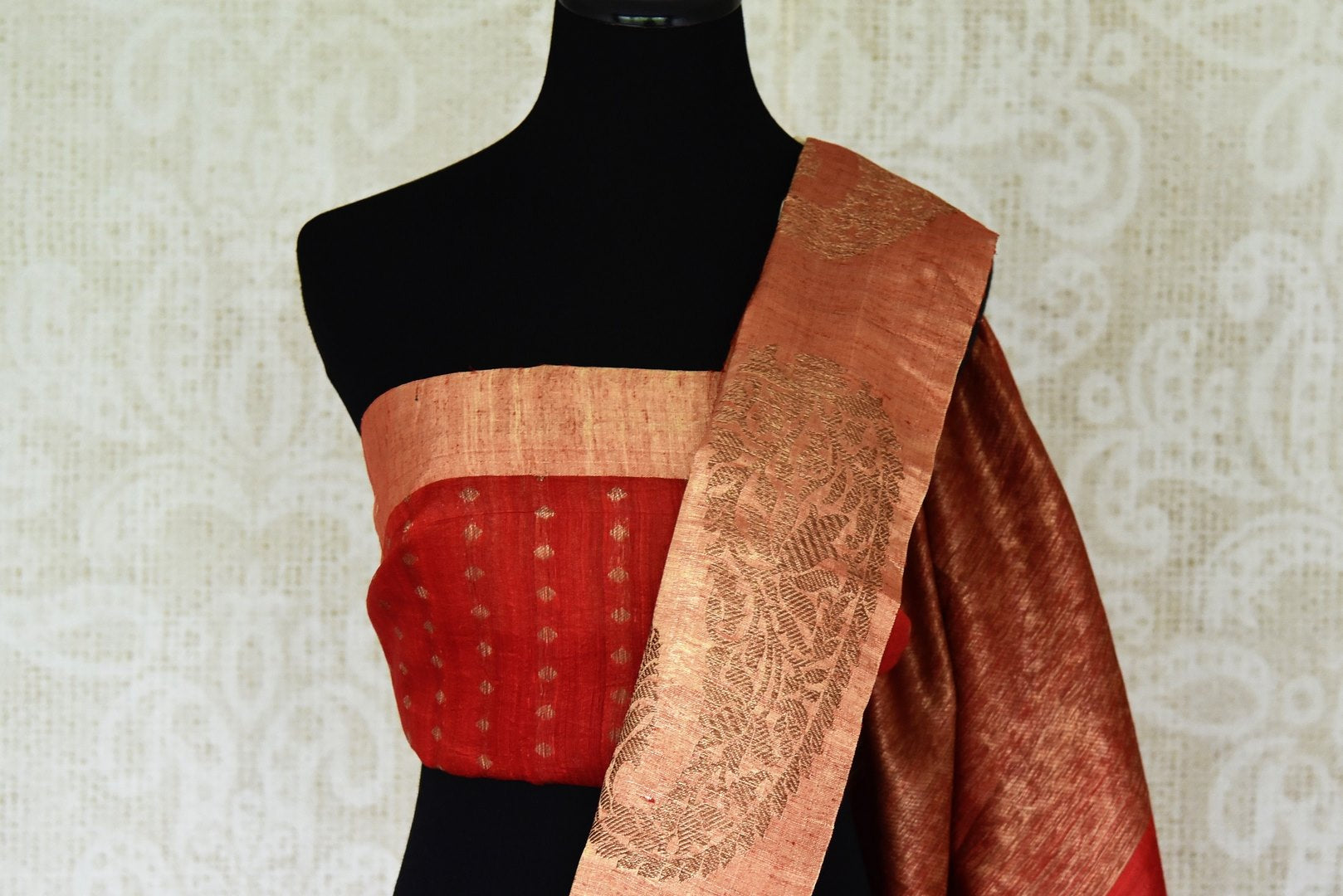 Shop traditional off-white tussar Benarasi saree online in USA with red golden zari border. Be an epitome of elegance in exquisite Banarasi saris from Pure Elegance Indian clothing store in USA.-blouse pallu