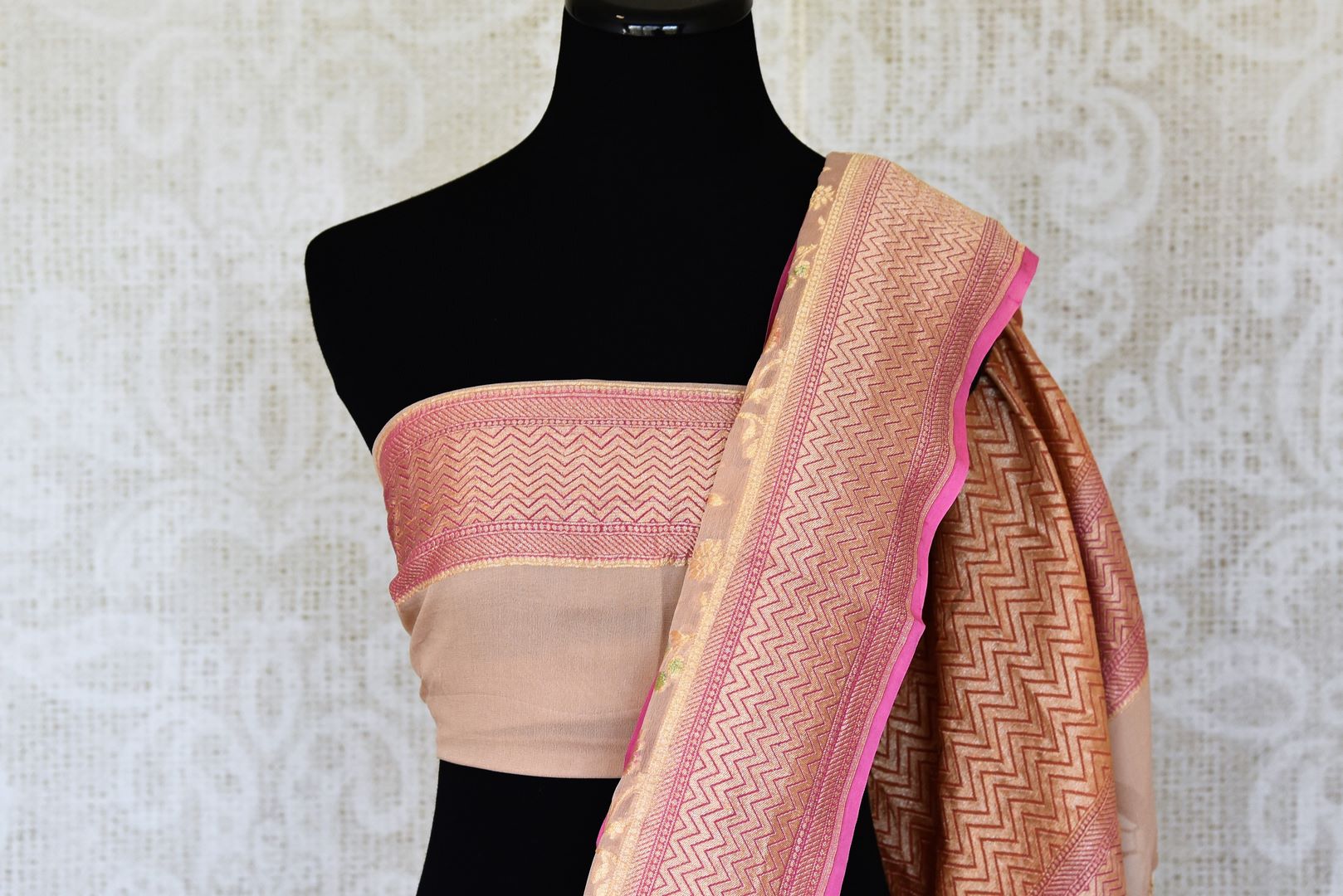 Shop beige georgette Banarasi saree online in USA with zari minakari floral jaal. Feel traditional on special occasions in beautiful Indian designer saris from Pure Elegance Indian fashion store in USA. Choose from a splendid variety of Banarasi sarees, pure handwoven saris. Buy online.-blouse pallu