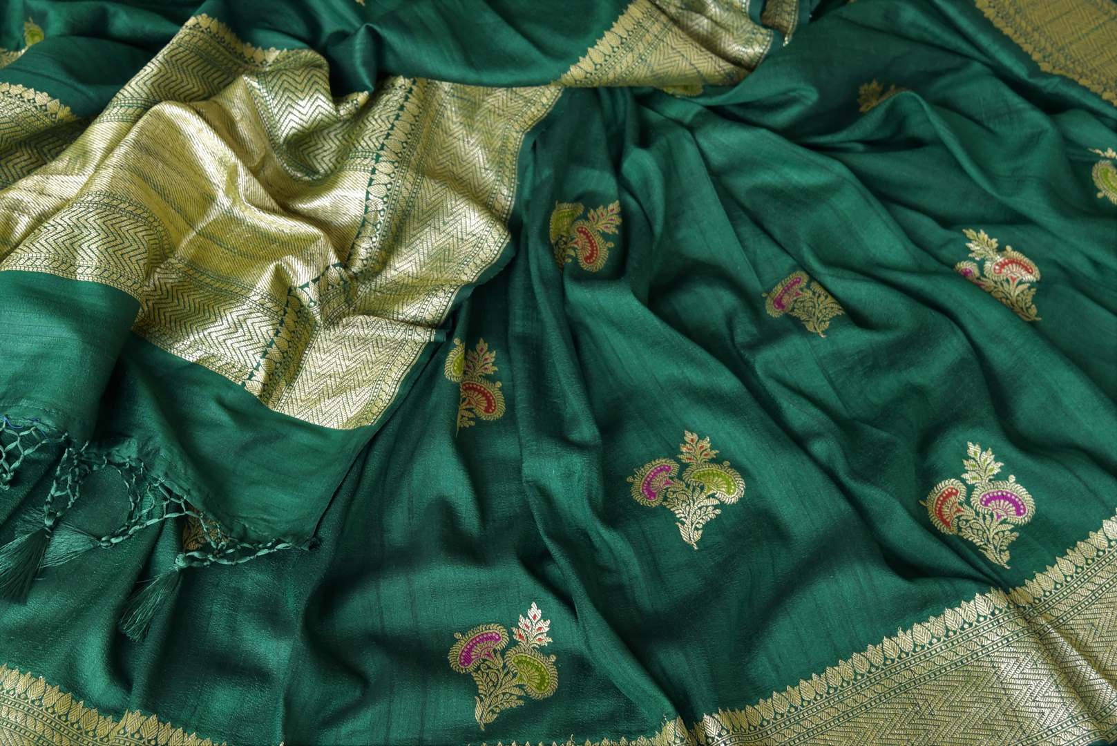 Buy bottle green khaddi Banarasi saree online in USA with minakari zari floral buta. Feel traditional on special occasions in beautiful Indian designer saris from Pure Elegance Indian fashion store in USA. Choose from a splendid variety of Banarasi sarees, pure handwoven saris. Buy online.-details