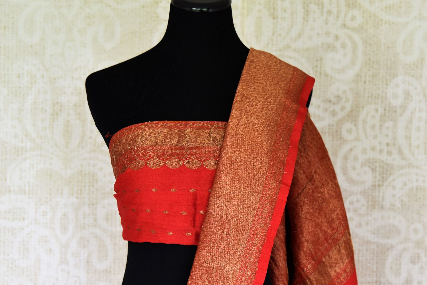 Buy off-white muga Banarasi sari online in USA with zari buta and red antique zari border and pallu. Be an epitome of elegance in exquisite Banarasi saris from Pure Elegance Indian clothing store in USA.-blouse pallu