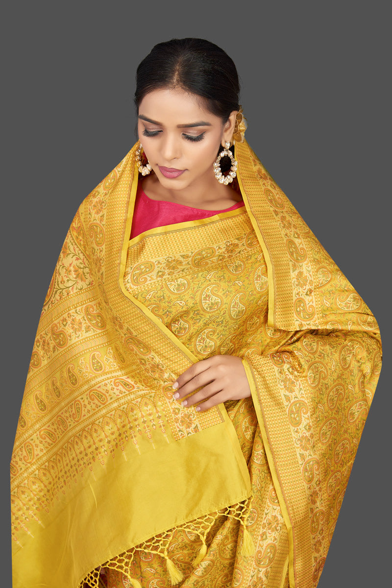Buy stunning yellow tanchui Banarasi sari online in USA. Be the center of attraction at weddings and parties with your captivating ethnic style in beautiful Banarsi silk saris. tanchoi sarees from Pure Elegance Indian fashion store in USA.-closeup