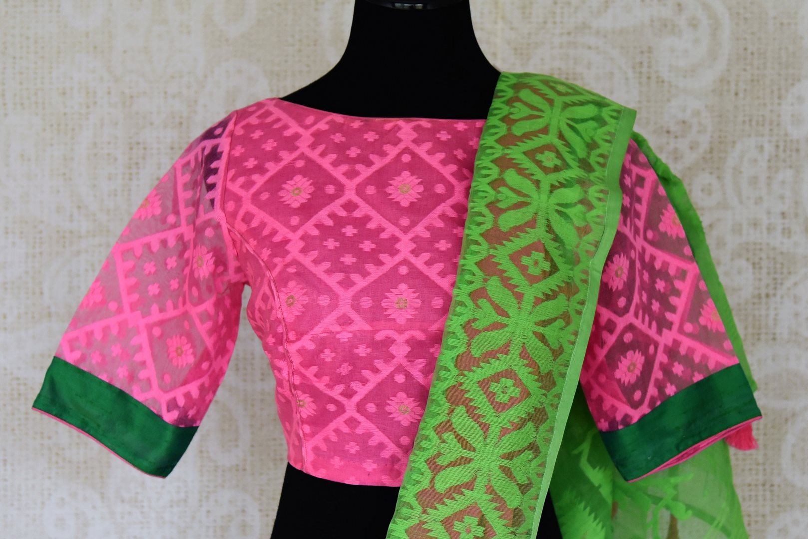 Buy gorgeous pink raw silk sari online in USA with green Jamdani border and saree blouse. Shop beautiful handwoven saris, chanderi sarees, Maheshwari sarees, pure silk sarees, Banarasi sarees online in USA from Pure Elegance Indian fashion store.-blouse pallu