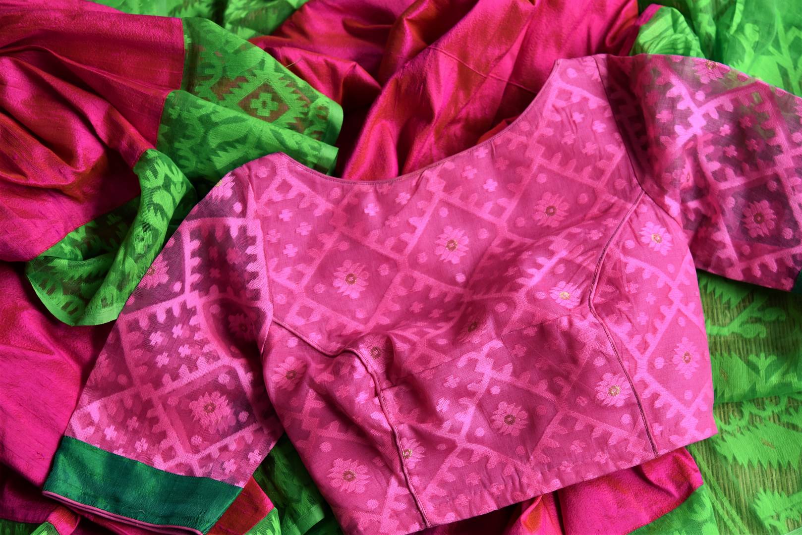 Buy gorgeous pink raw silk sari online in USA with green Jamdani border and saree blouse. Shop beautiful handwoven saris, chanderi sarees, Maheshwari sarees, pure silk sarees, Banarasi sarees online in USA from Pure Elegance Indian fashion store.-details