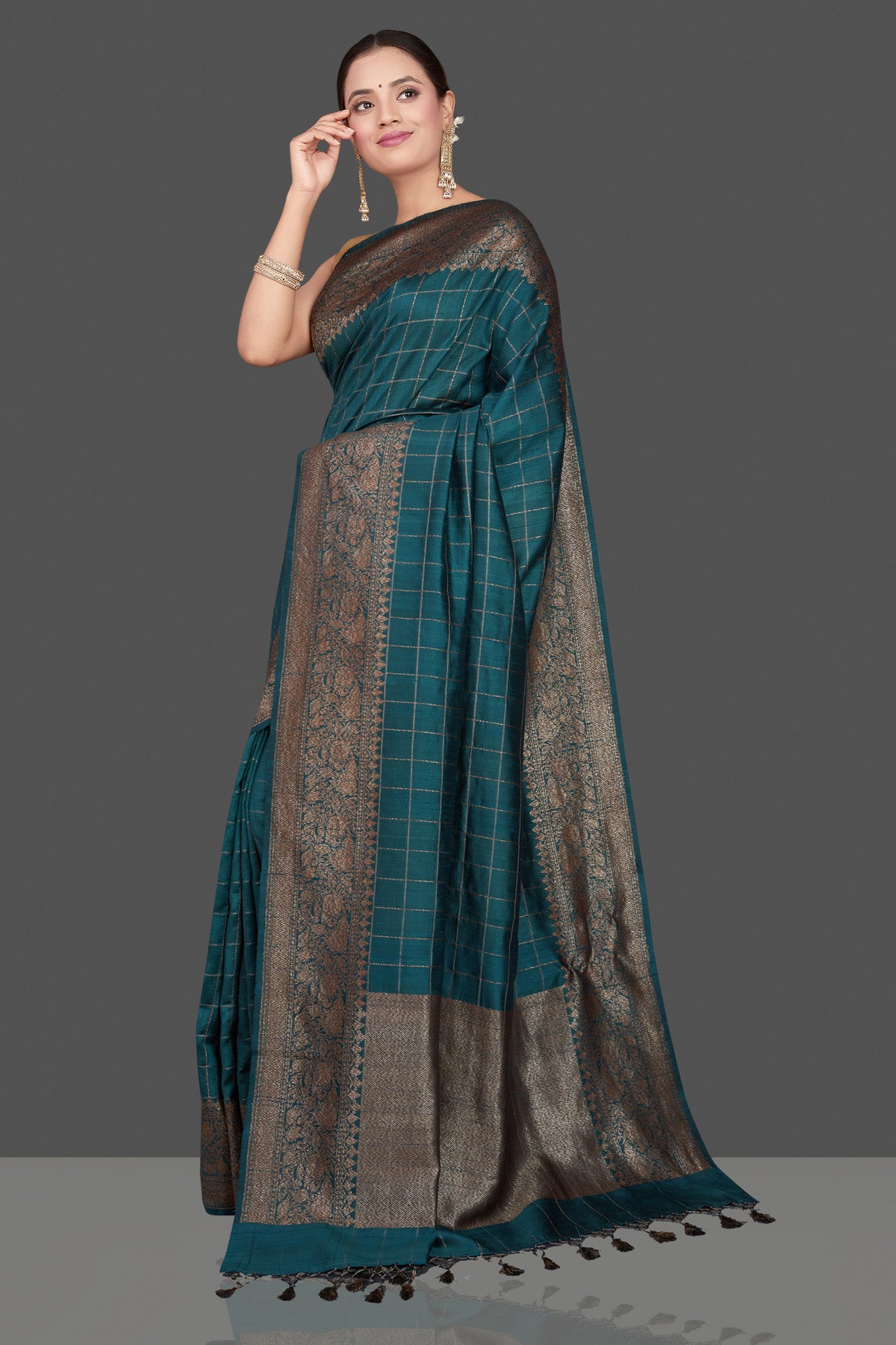 Shop gorgeous green check tussar Benarasi saree online in USA with antique zari border. Go for stunning Indian designer sarees, georgette sarees, handwoven saris, embroidered sarees for festive occasions and weddings from Pure Elegance Indian clothing store in USA.-pallu