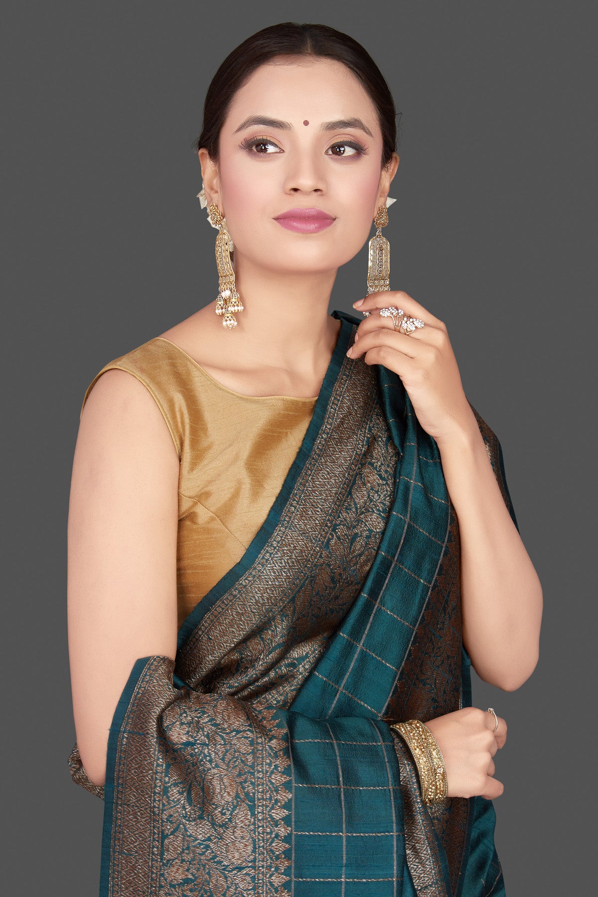 Shop gorgeous green check tussar Benarasi saree online in USA with antique zari border. Go for stunning Indian designer sarees, georgette sarees, handwoven saris, embroidered sarees for festive occasions and weddings from Pure Elegance Indian clothing store in USA.-closeup