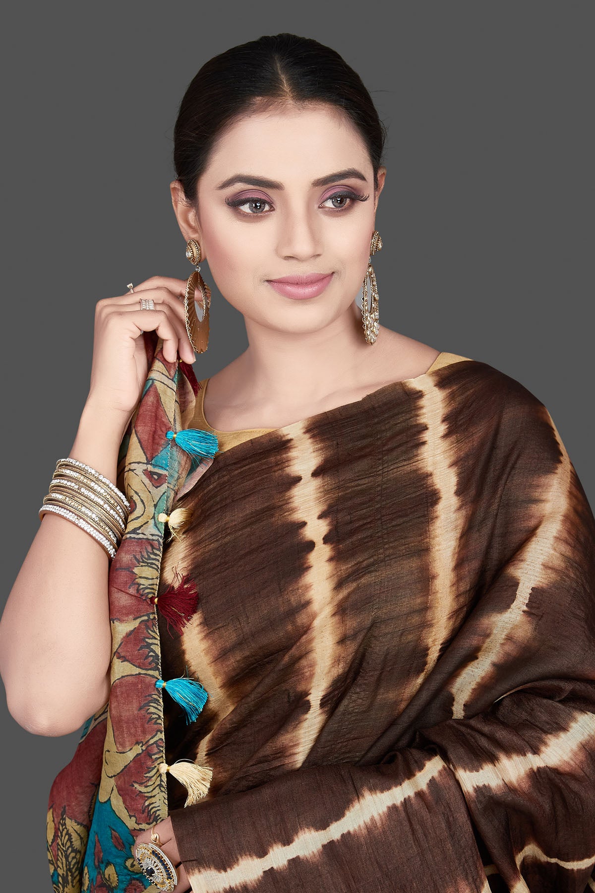Buy stunning brown tussar silk saree online in USA with pen Kalamkari pallu. Flaunt ethnic fashion on special occasions in stunning georgette sarees, designer saris, embroidered sarees, pure silk sarees, Kanchipuram sarees from Pure Elegance Indian fashion store in USA.-closeup