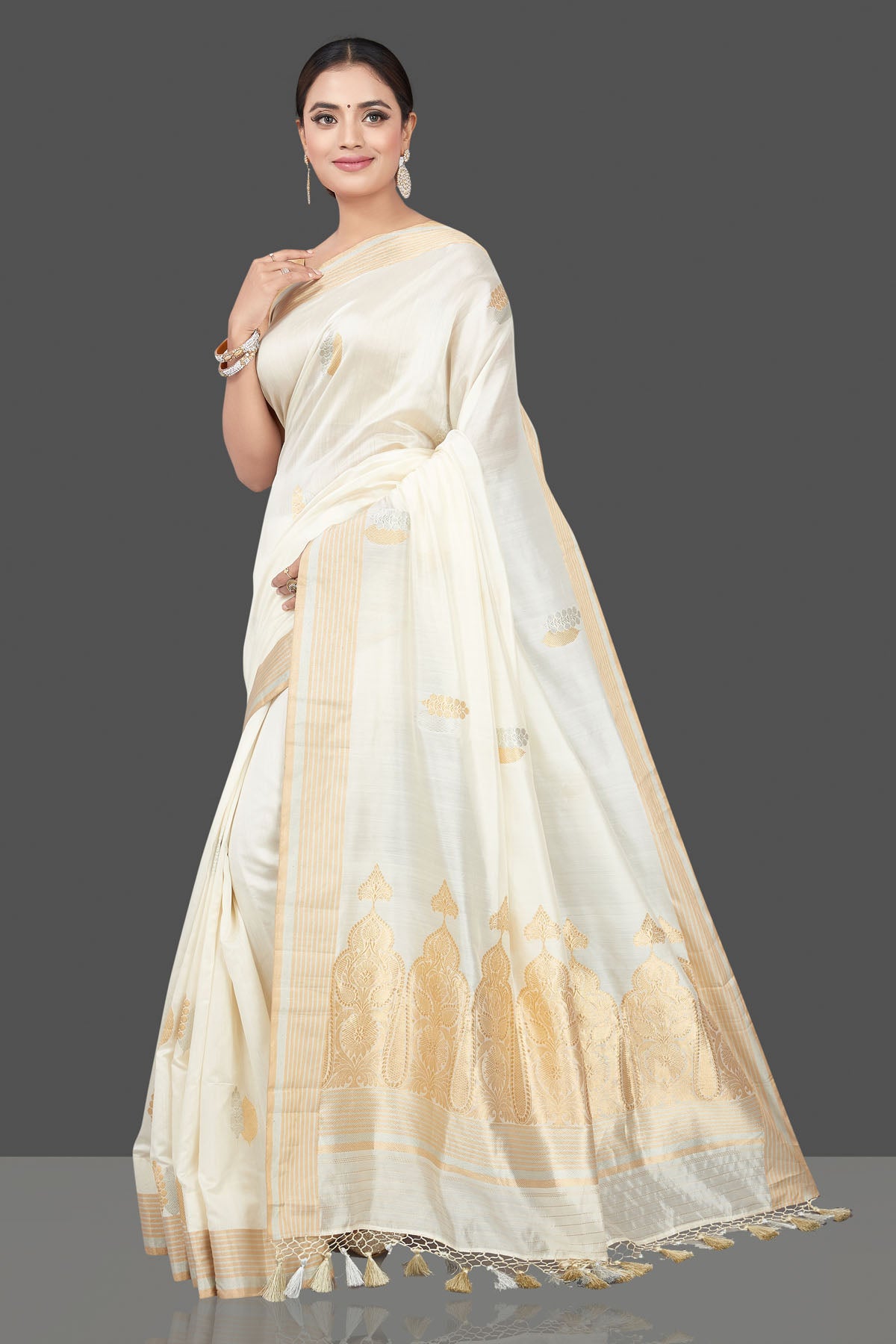 Buy beautiful cream chenya silk sari online in USA with zari border. Get your hands on beautiful Indian handloom sarees, pure silk saris, designer sarees, embroidered sarees, Banarasi sarees from Pure Elegance Indian fashion store in USA.-pallu