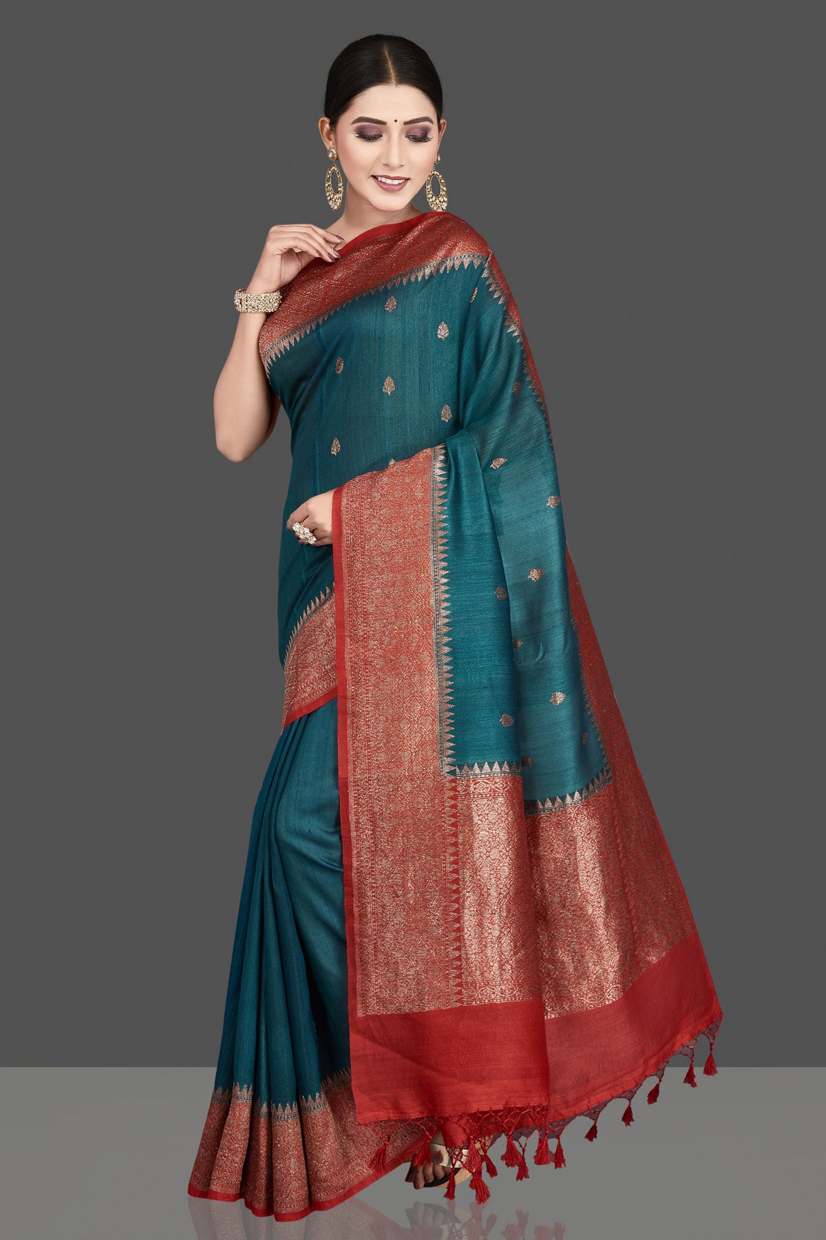 Shop stunning teal green tussar silk saree online in USA with red antique golden zari border. Be the center of attraction at weddings and special occasions in exquisite designer sarees, handwoven silk saris, embroidered sarees, pure silk sarees from Pure Elegance Indian fashion store in USA.-pallu