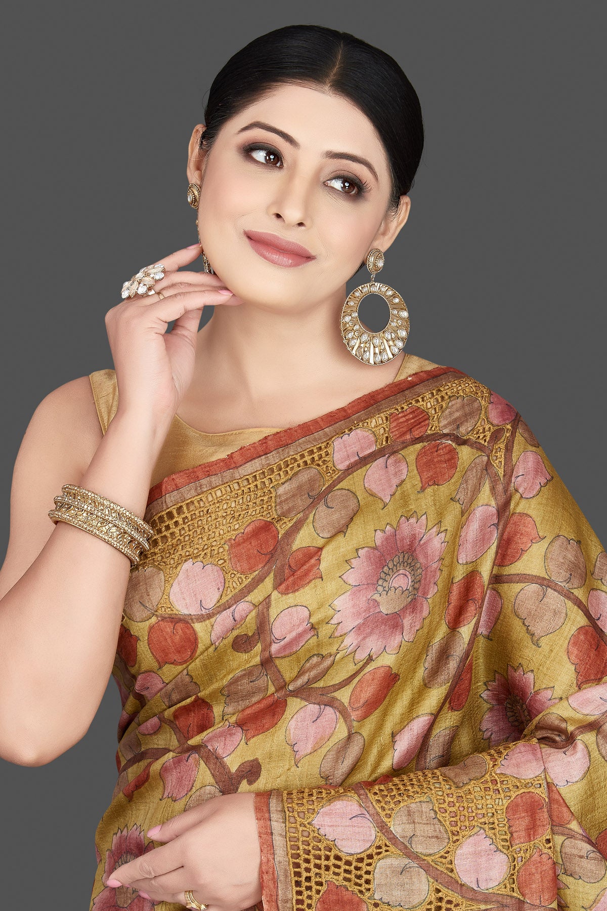Buy beautiful green tussar silk saree online in USA with Kalamkari cut work border. Be the center of attraction at weddings and special occasions in exquisite designer sarees, handwoven silk sarees, embroidered saris, pure silk sarees from Pure Elegance Indian fashion store in USA.-closeup