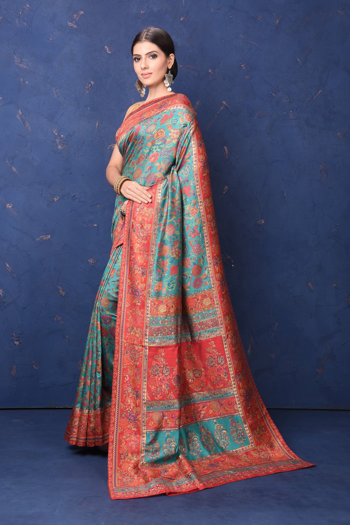 Shop stunning blue Kani weave saree online in USA with red border. Buy latest designer sarees, handloom saris, embroidered sarees, Bollywood sarees, fancy sarees for special occasions from Pure Elegance Indian fashion store in USA. Shop soft silk sarees, pure Banarasi sarees, cotton sarees, georgette sarees. -pallu