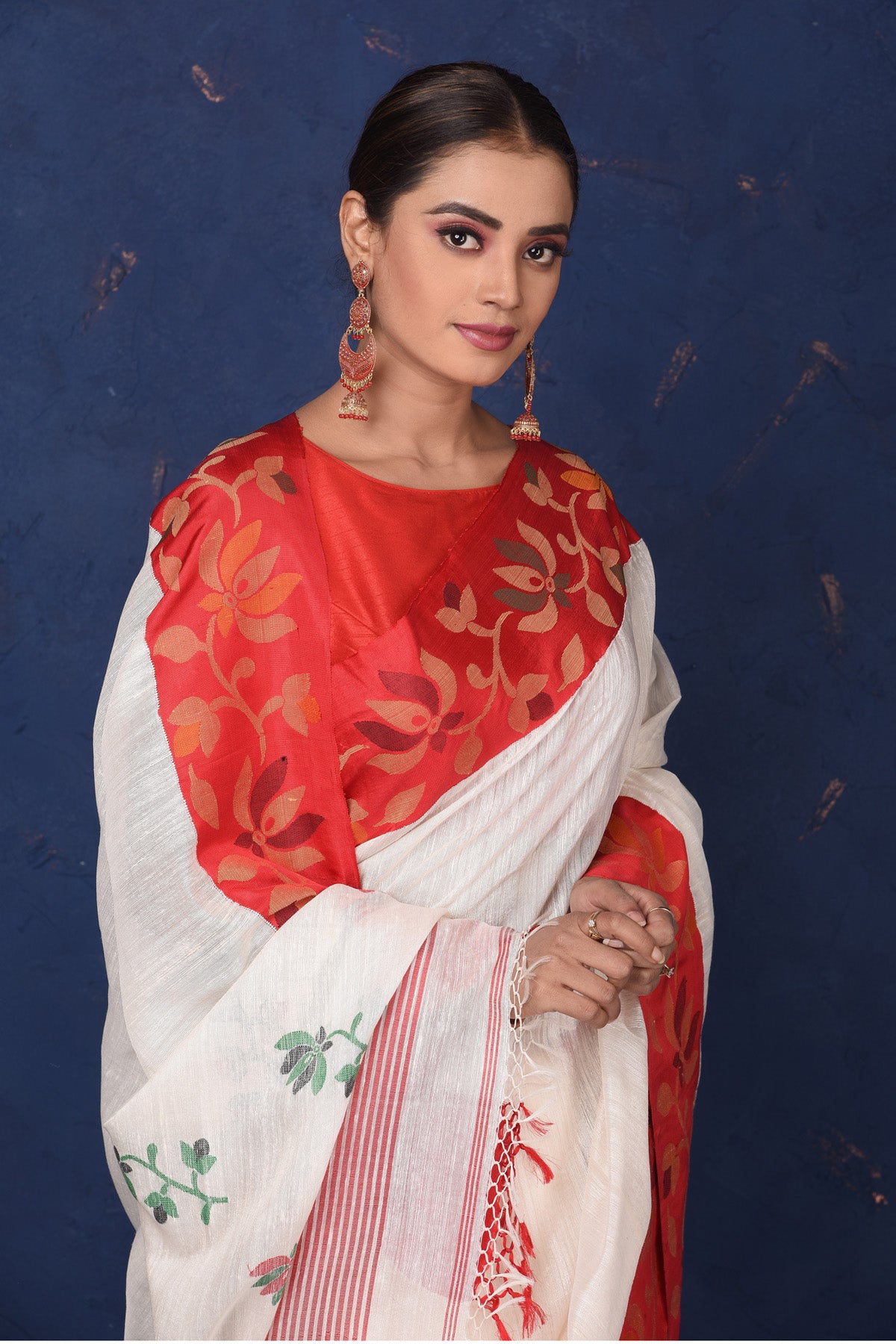 Shop gorgeous off-white matka silk sari online in USA with cut shuttle weave border. Look elegant on festive occasions in exclusive silk sarees, matka sarees, handwoven sarees, embroidered sarees, designer sarees from Pure Elegance Indian saree store in USA.-closeup