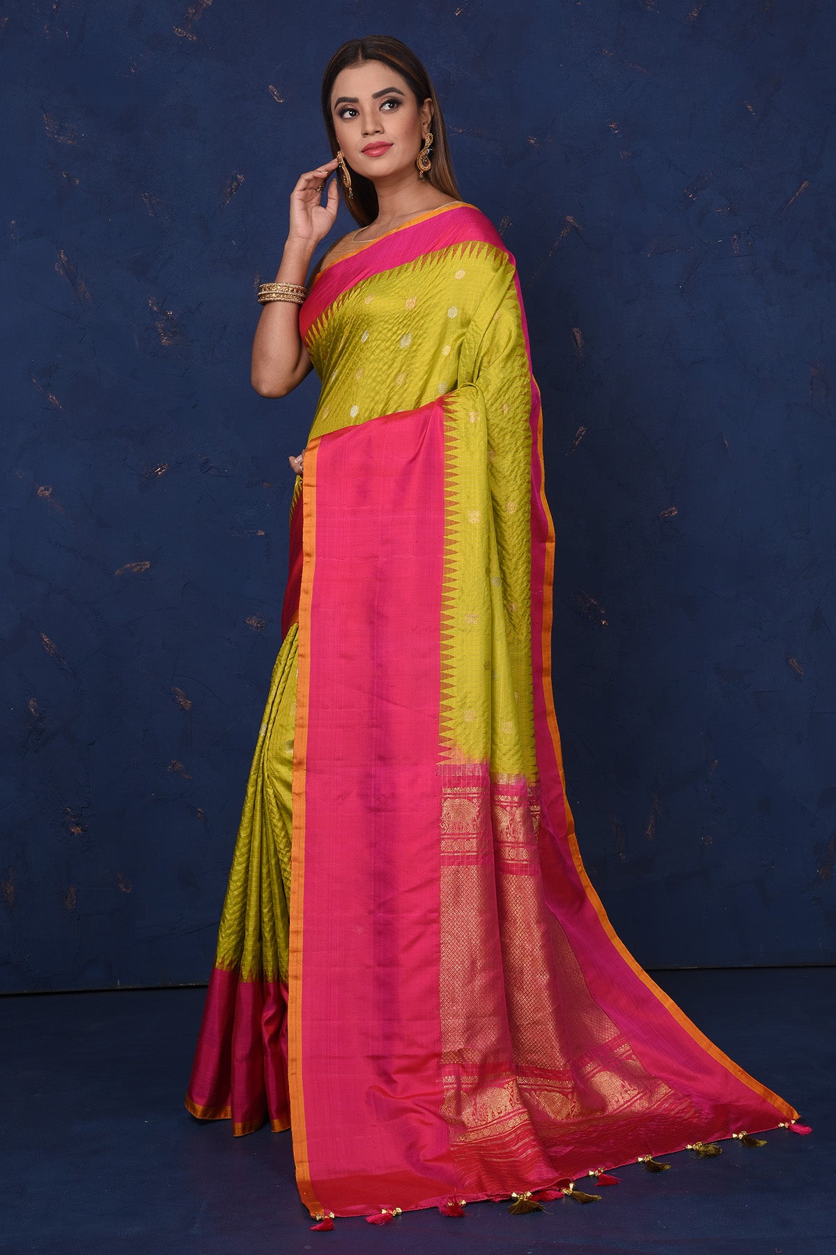 Buy gorgeous pista green Gadhwal silk saree online in USA with pink border and pallu. Set fashion goals on special occasions in exclusive silk sarees, Banarasi sarees, Kanjivaram sarees, handloom sarees, chiffon sarees, designer sarees from Pure Elegance Indian fashion store in USA.-pallu