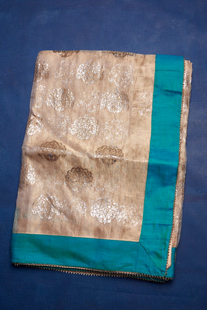 Shop stunning beige foil print organza saree online in USA with green border. Keep your ethnic wardrobe with exclusive designer sarees, handloom sarees, pure silk sarees, soft silk sarees, Banarasi silk sarees from Pure Elegance Indian fashion store in USA.-blouse