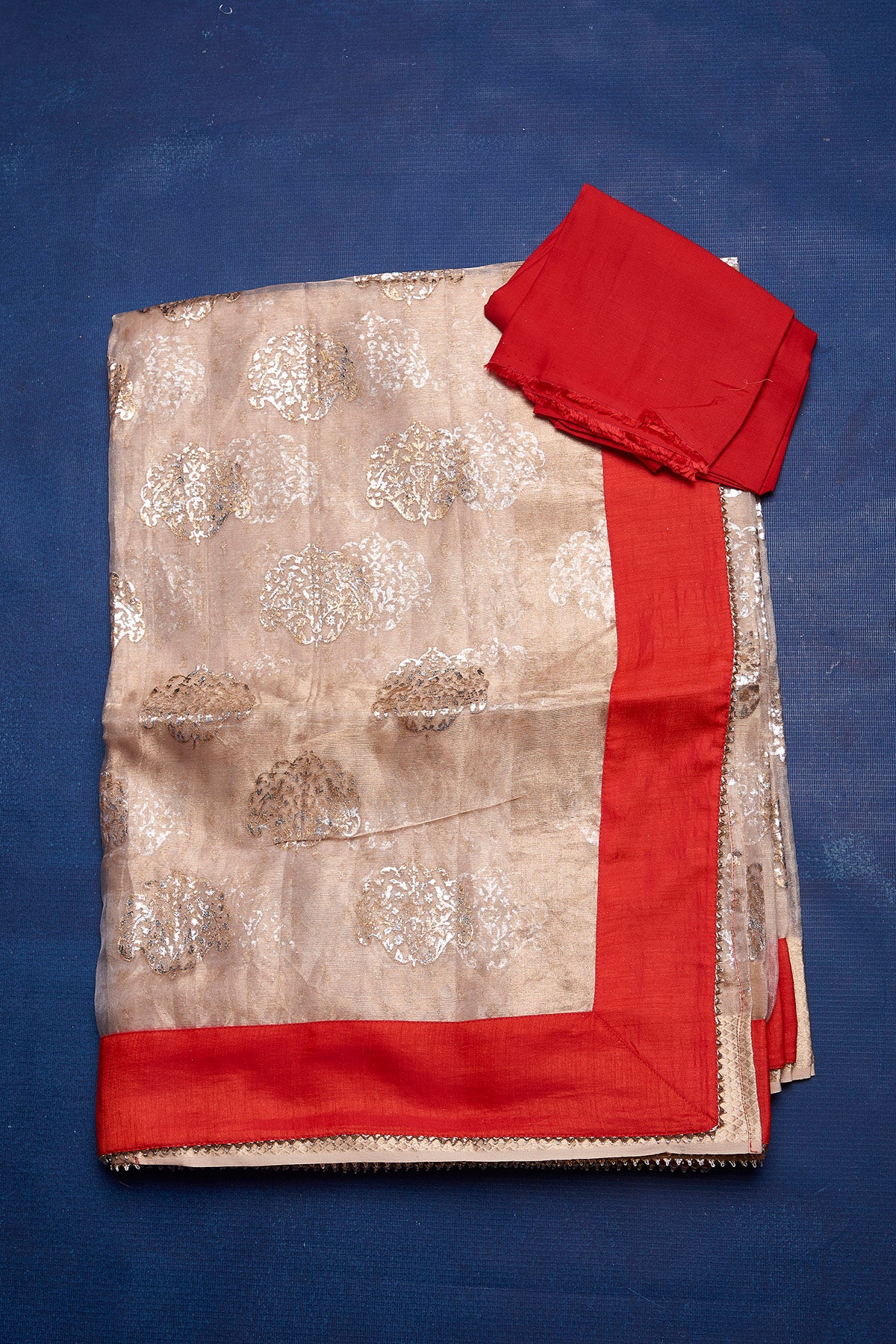  Buy stunning foil print organza saree online in USA with red border. Keep your ethnic wardrobe with exclusive designer sarees, handloom sarees, pure silk sarees, soft silk sarees, Banarasi silk sarees from Pure Elegance Indian fashion store in USA.-blouse