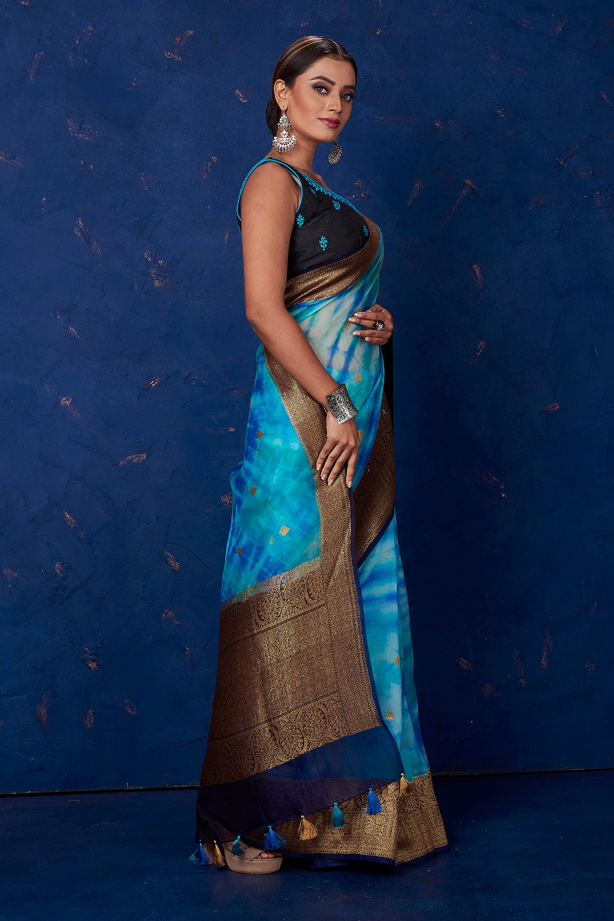 Buy beautiful blue Kora Banarasi saree online in USA with zari border. Keep your ethnic wardrobe up to date with latest designer sarees, pure silk sarees, handwoven sarees, tussar silk sarees, embroidered sarees from Pure Elegance Indian saree store in USA.-side