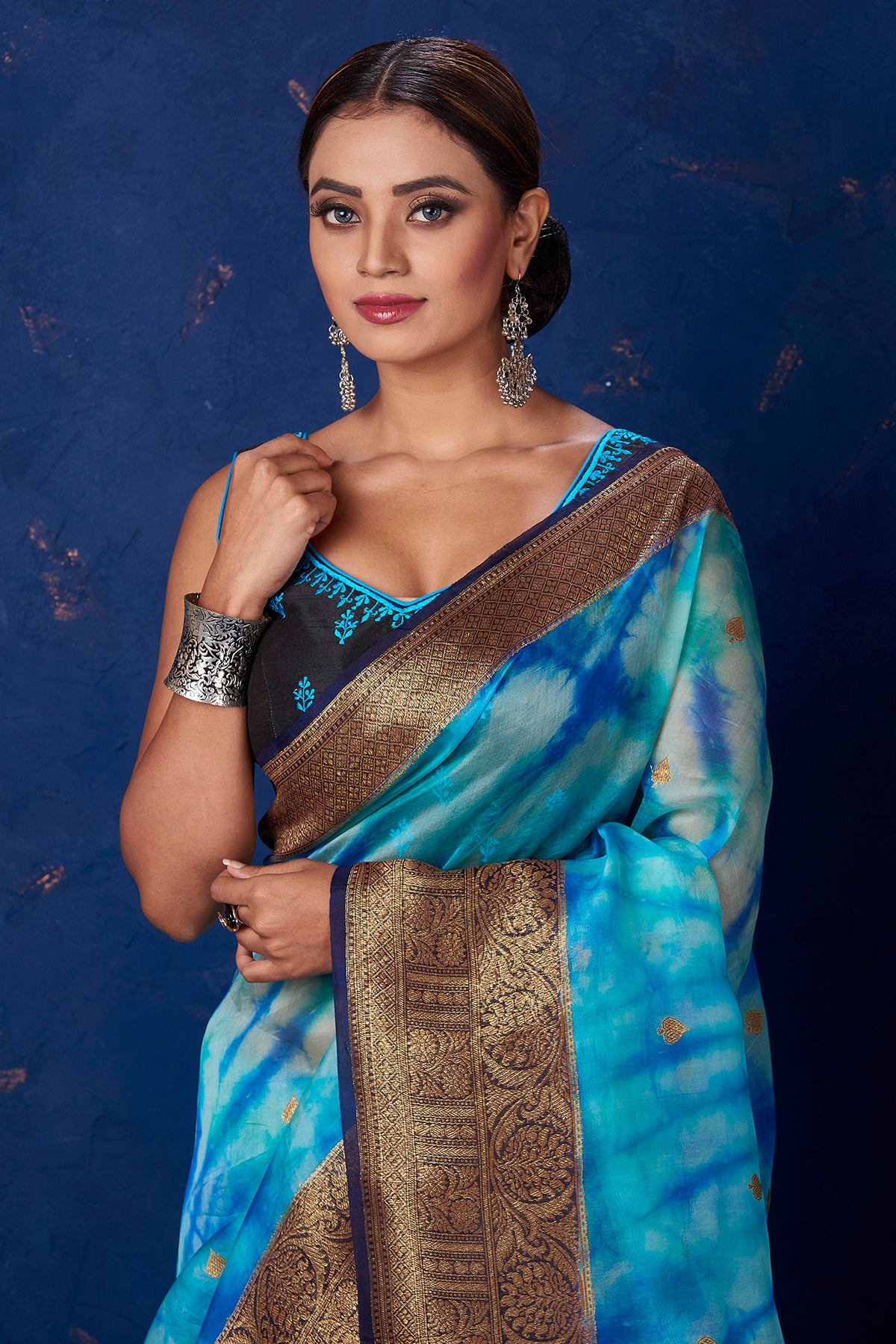 Buy beautiful blue Kora Banarasi saree online in USA with zari border. Keep your ethnic wardrobe up to date with latest designer sarees, pure silk sarees, handwoven sarees, tussar silk sarees, embroidered sarees from Pure Elegance Indian saree store in USA.-closeup
