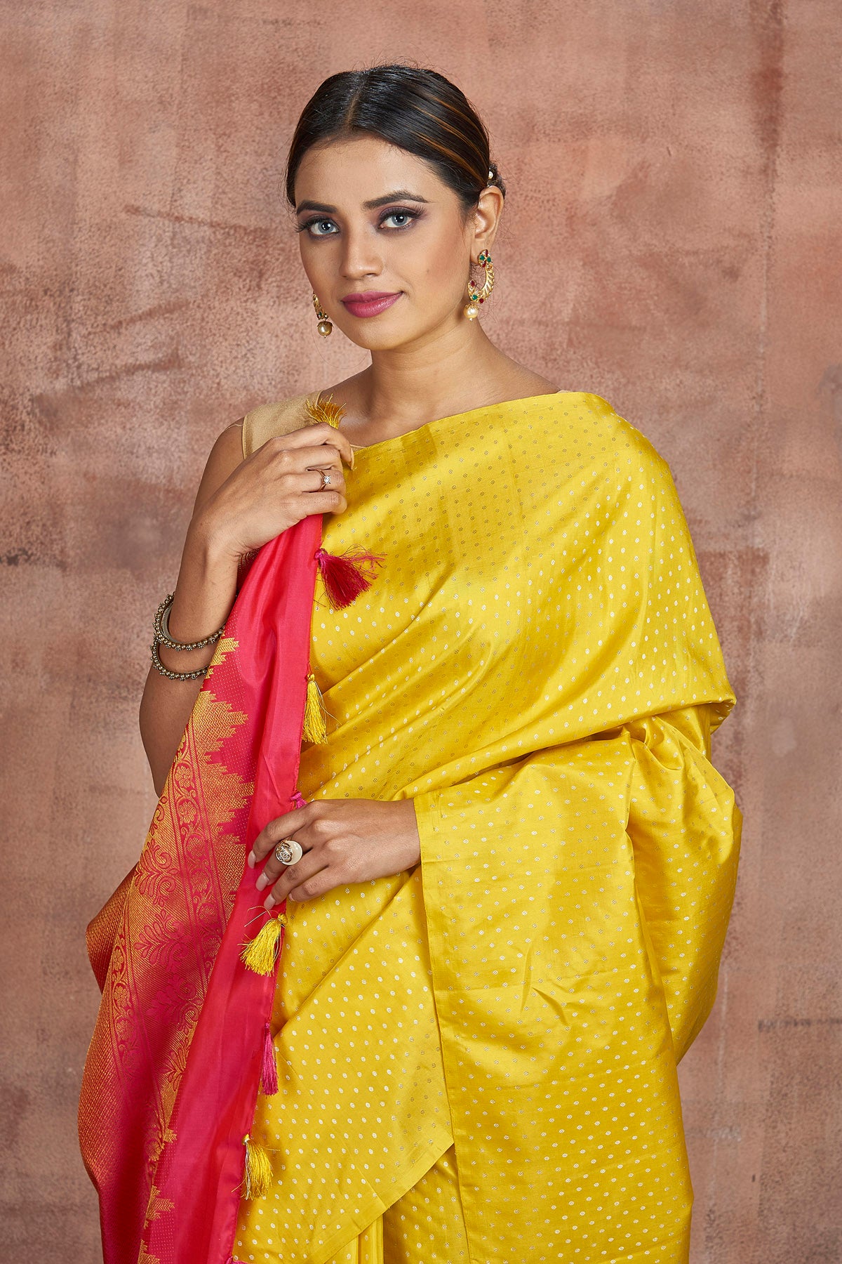 Shop beautiful yellow Kanjivaram silk sari online in USA with pink zari pallu. Keep your ethnic wardrobe up to date with latest designer sarees, pure silk sarees, handwoven sarees, tussar silk saris, embroidered sarees from Pure Elegance Indian saree store in USA.-closeup